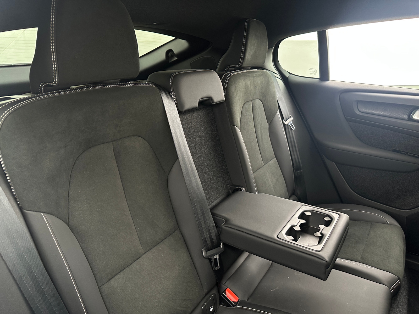 Thumbnail: 2022 Volvo C40 - 6