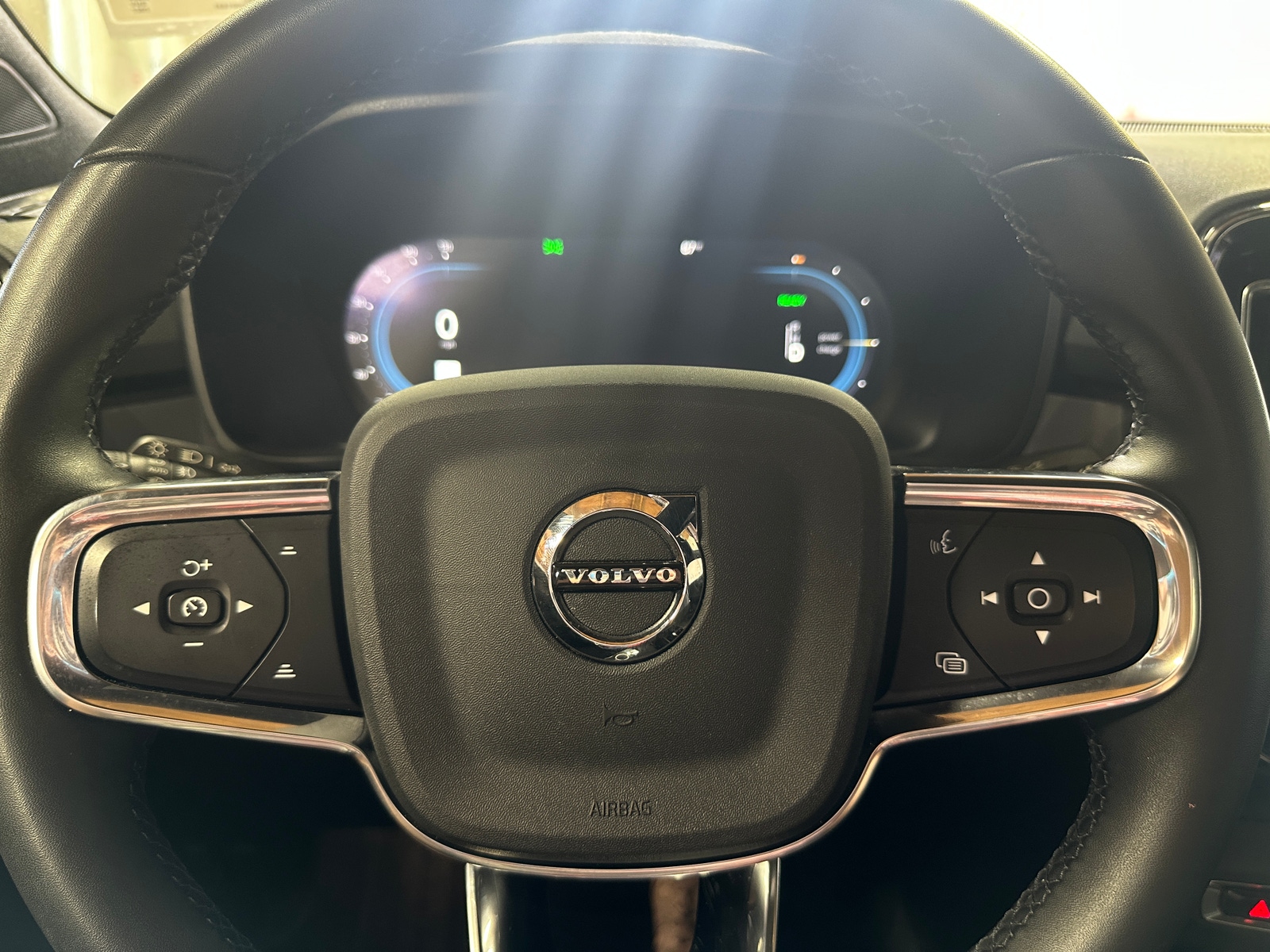 Thumbnail: 2022 Volvo C40 - 5