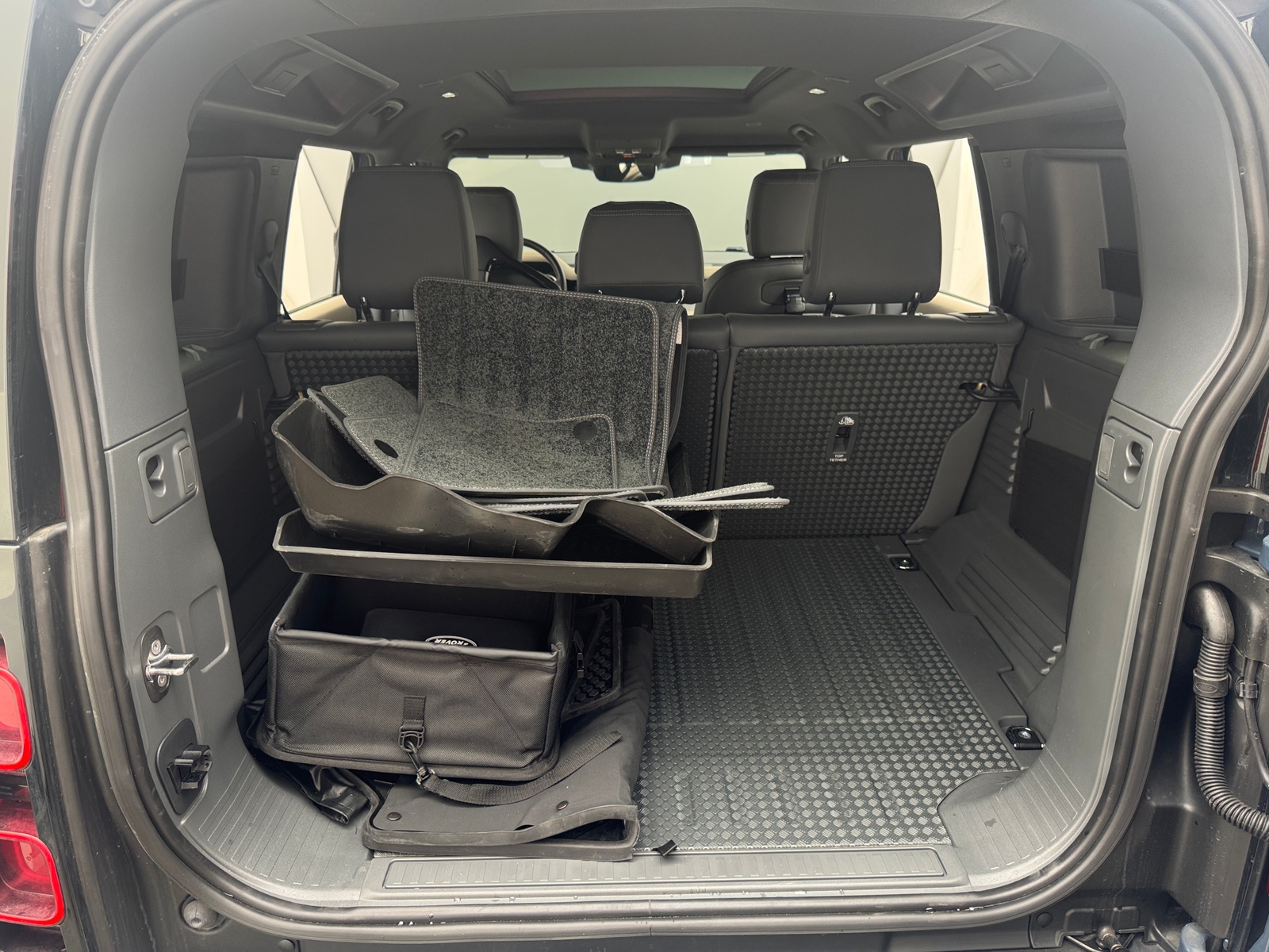 Thumbnail: 2022 Land Rover Defender - 6