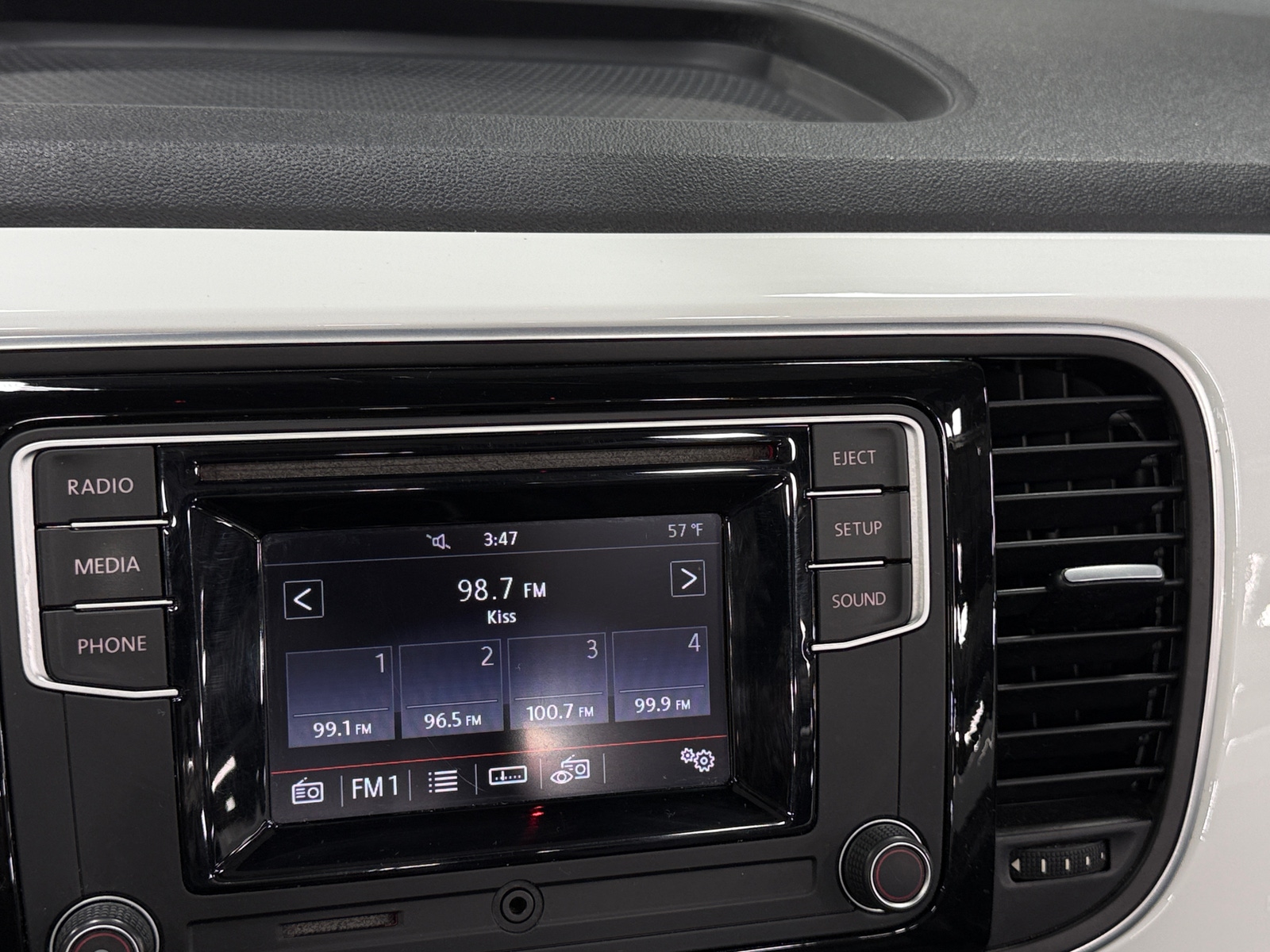 Thumbnail: 2018 Volkswagen Beetle - 4