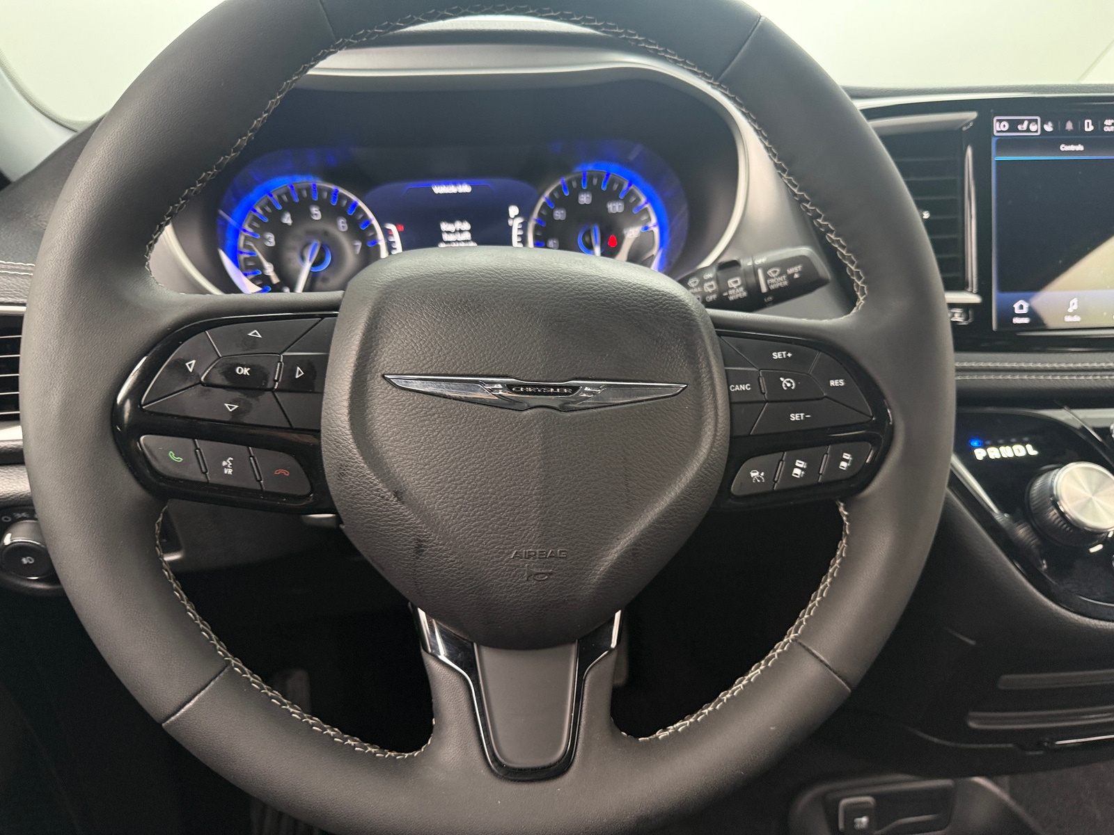 Thumbnail: 2023 Chrysler Pacifica - 4