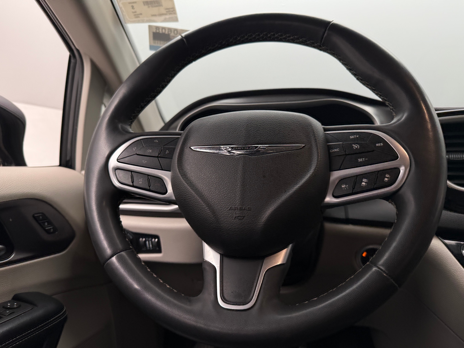 Thumbnail: 2022 Chrysler Pacifica - 4