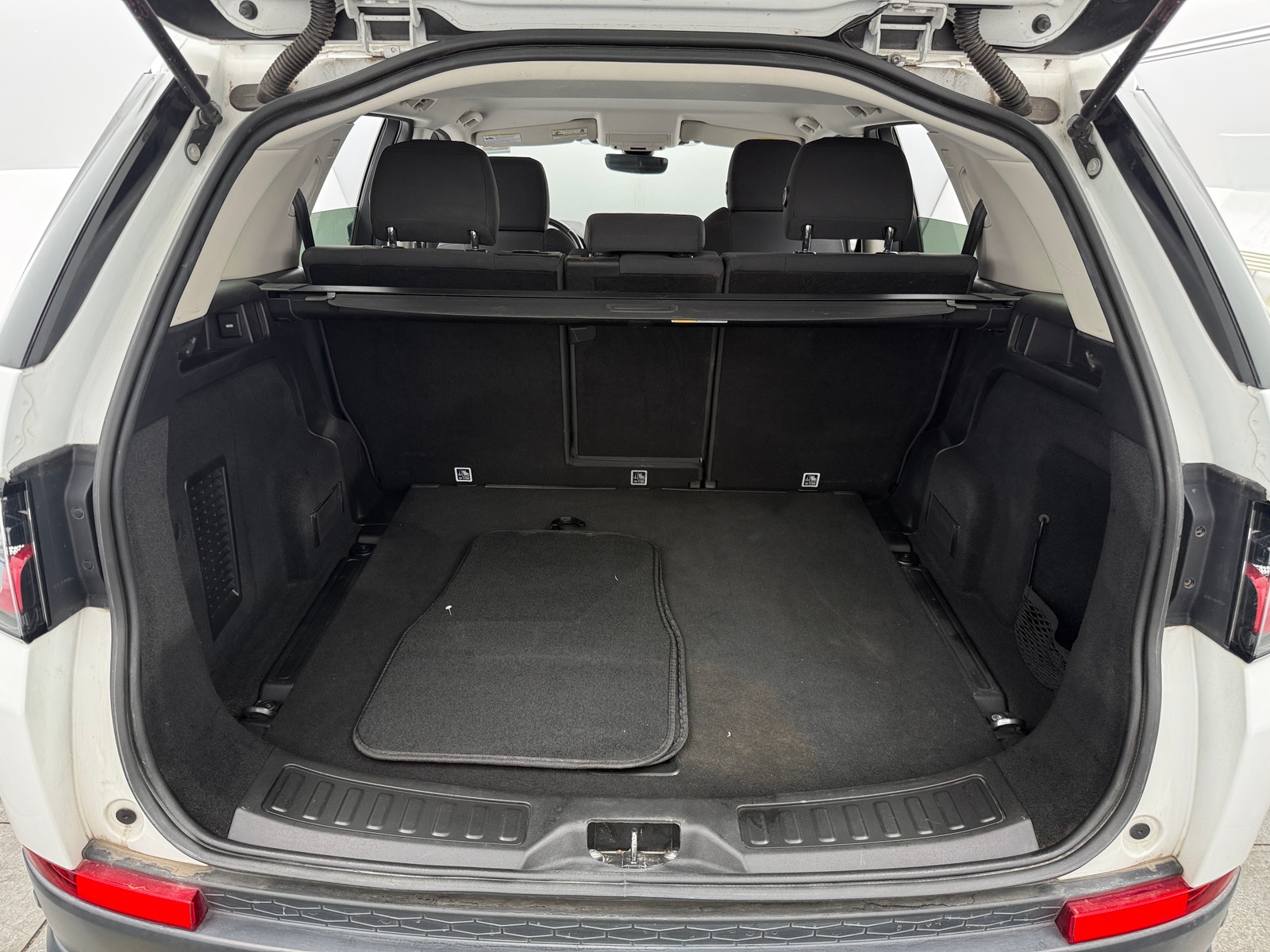 Thumbnail: 2020 Land Rover Discovery Sport - 7