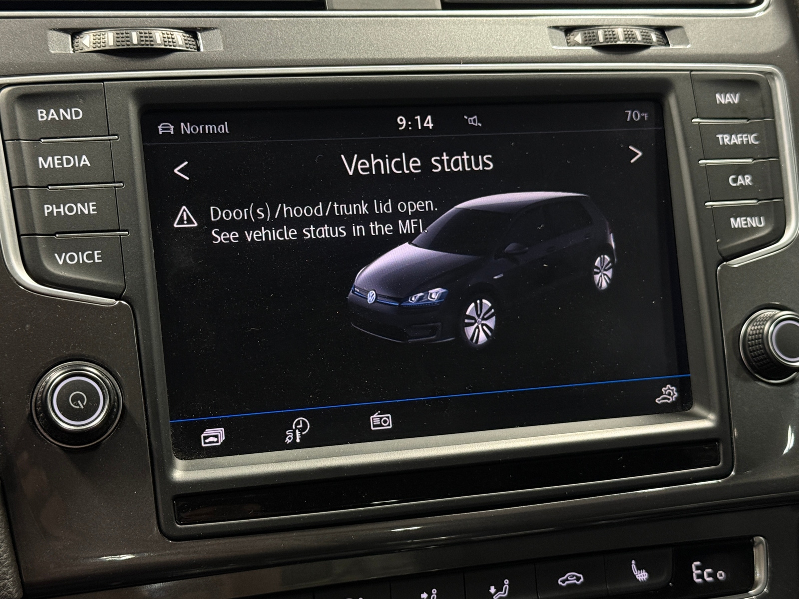 Thumbnail: 2016 Volkswagen e-Golf - 3