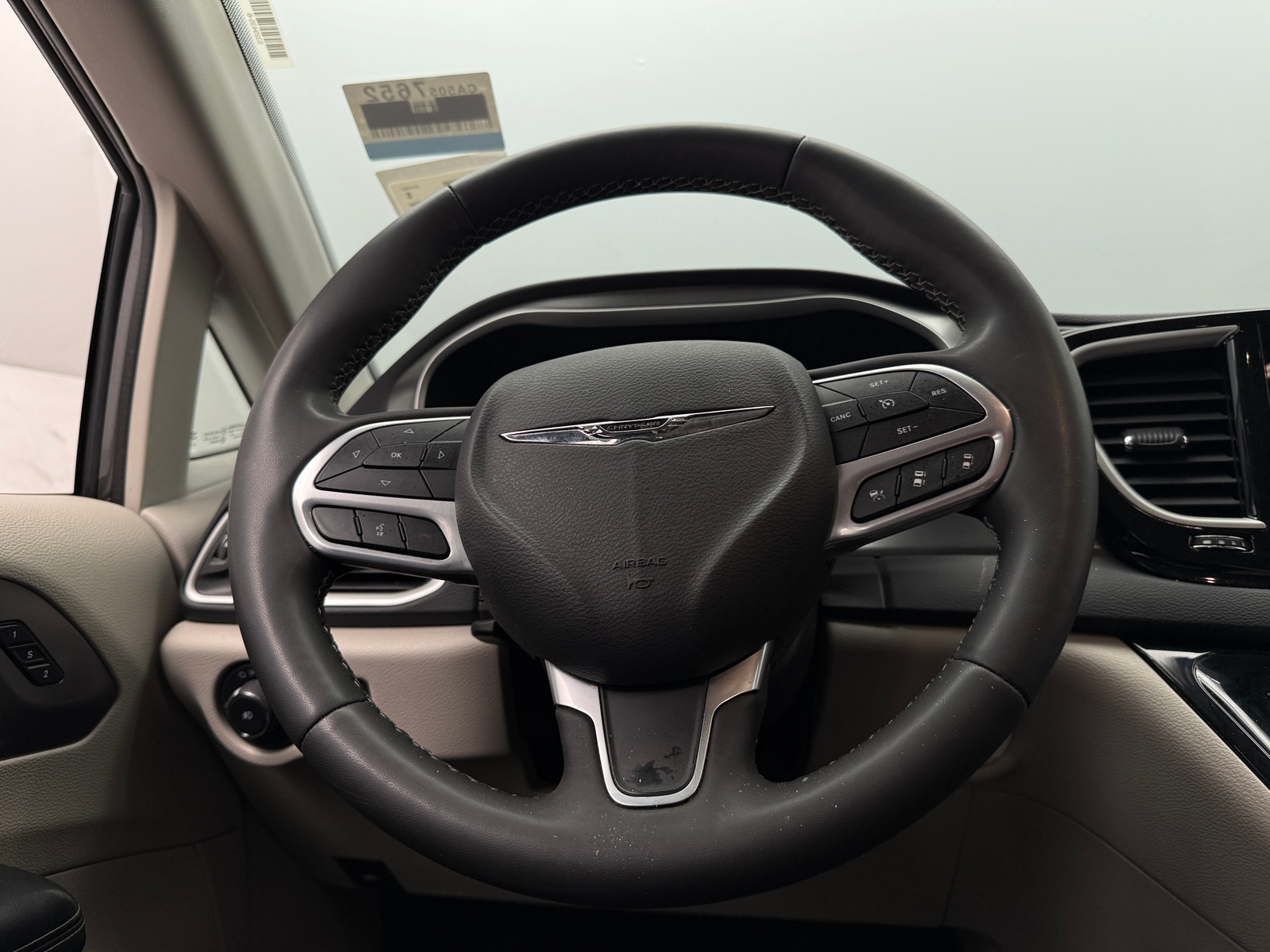 Thumbnail: 2023 Chrysler Pacifica - 4