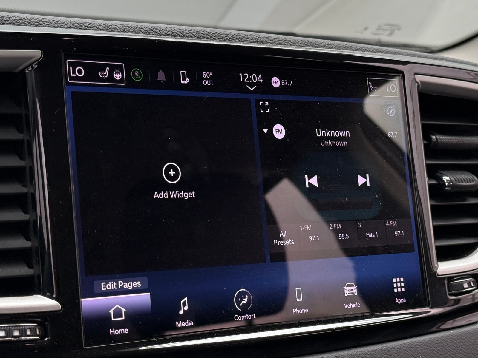 Thumbnail: 2023 Chrysler Pacifica - 3