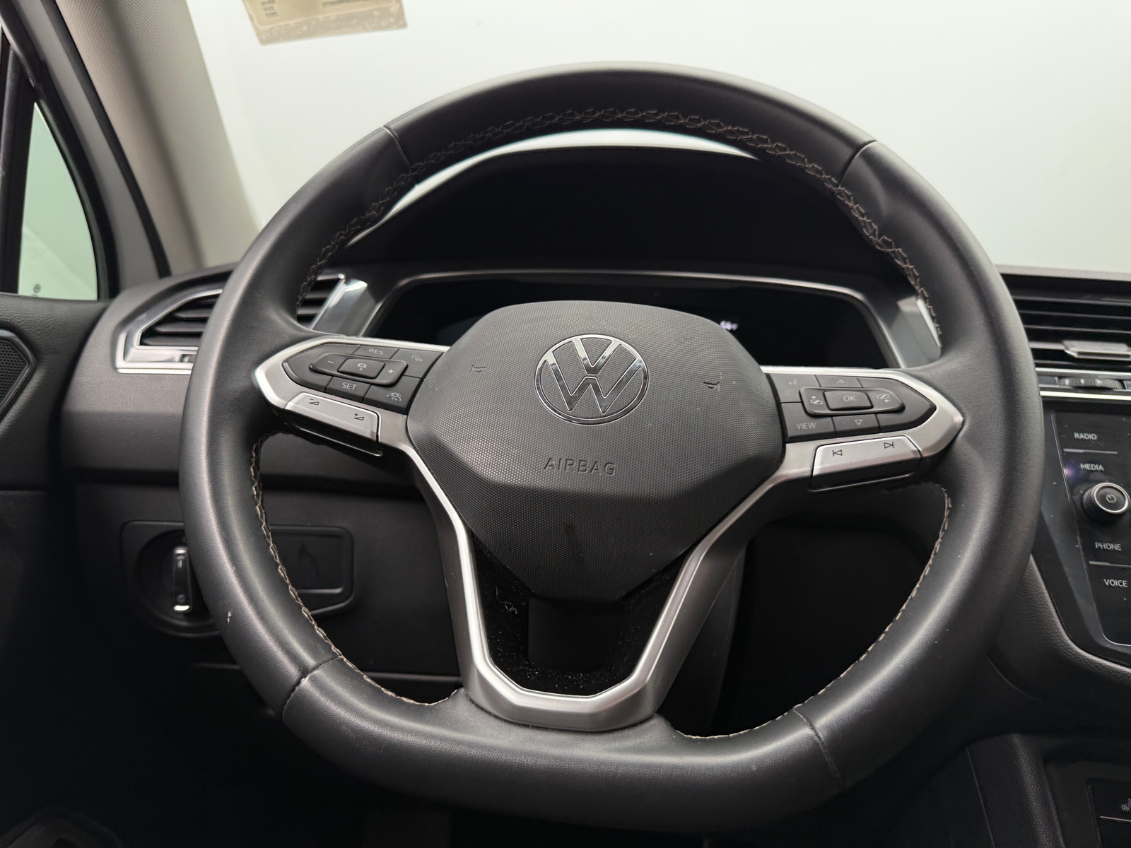 Thumbnail: 2022 Volkswagen Tiguan - 4