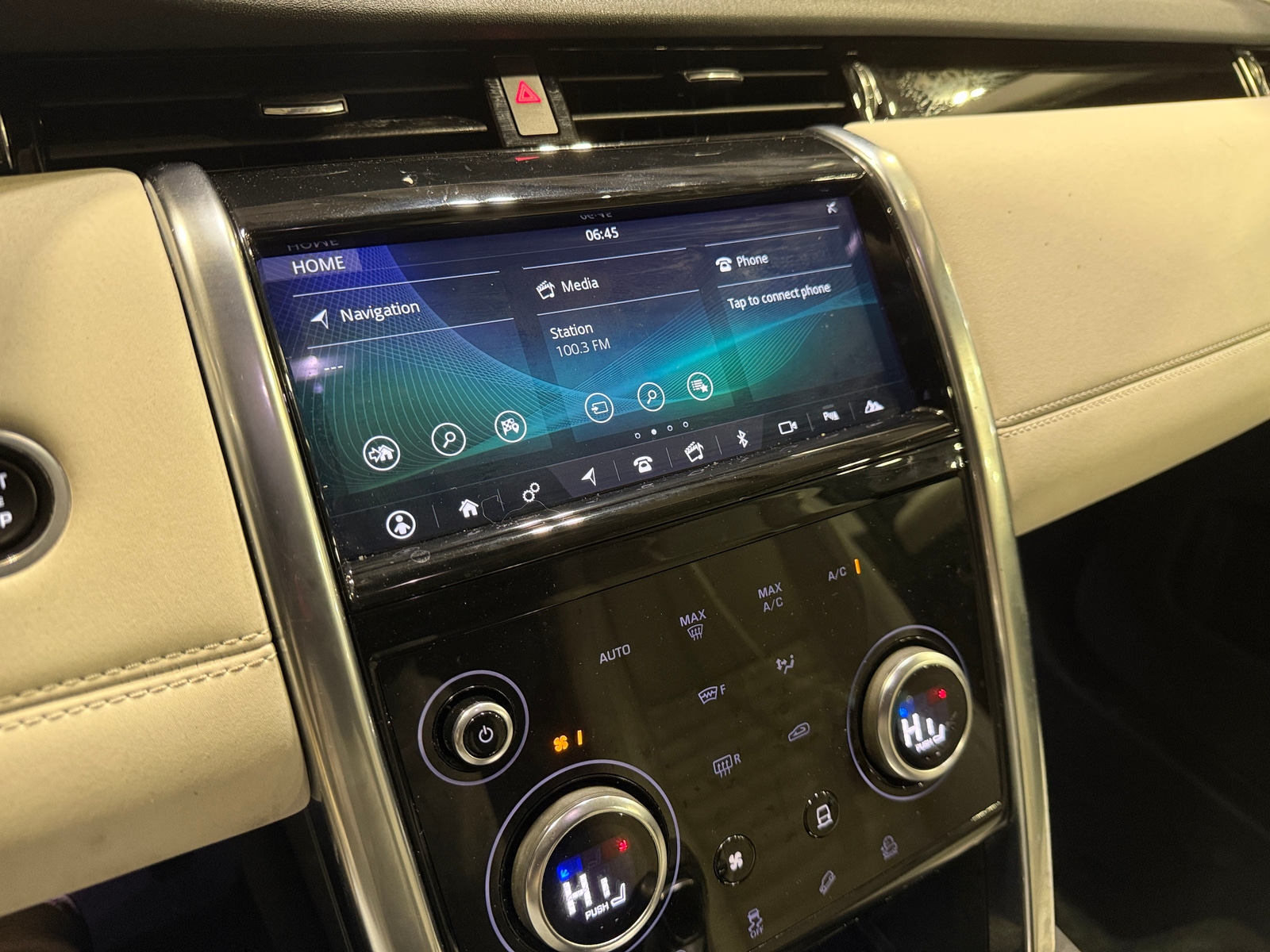 Thumbnail: 2020 Land Rover Discovery Sport - 3