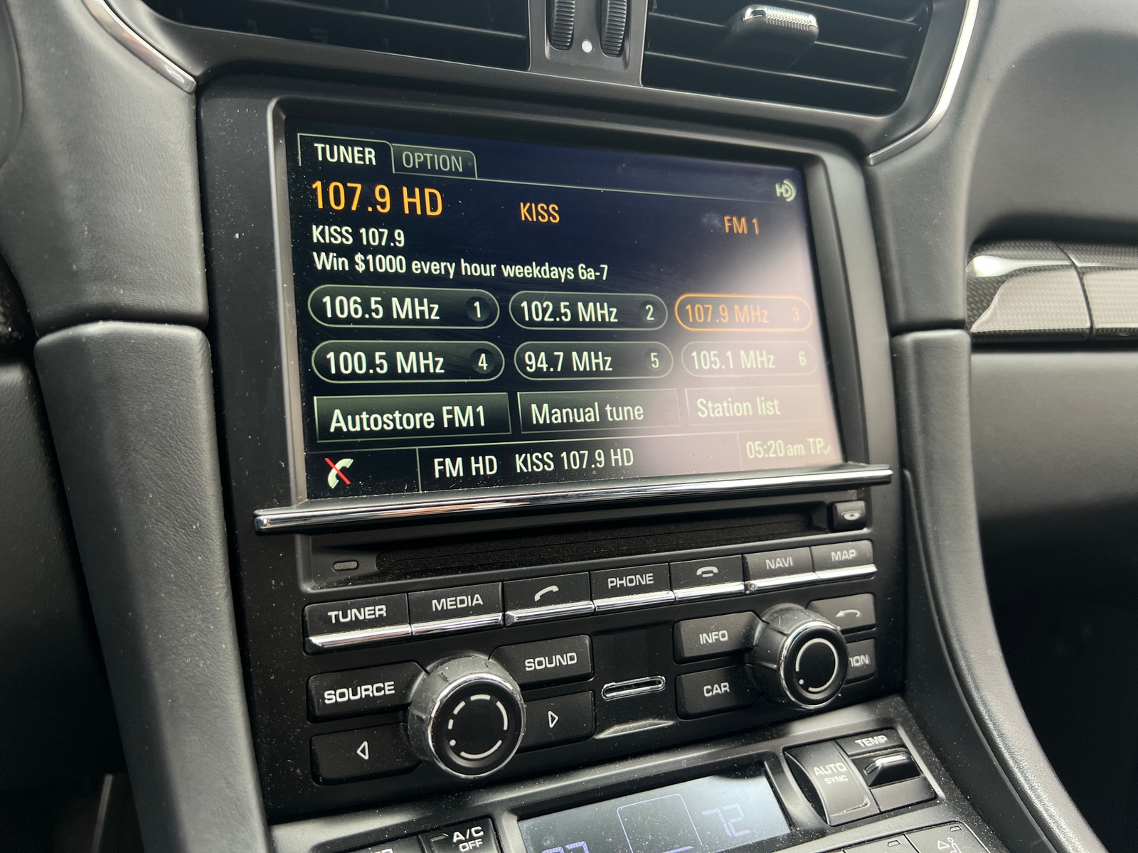 Thumbnail: 2016 Porsche 911 - 2