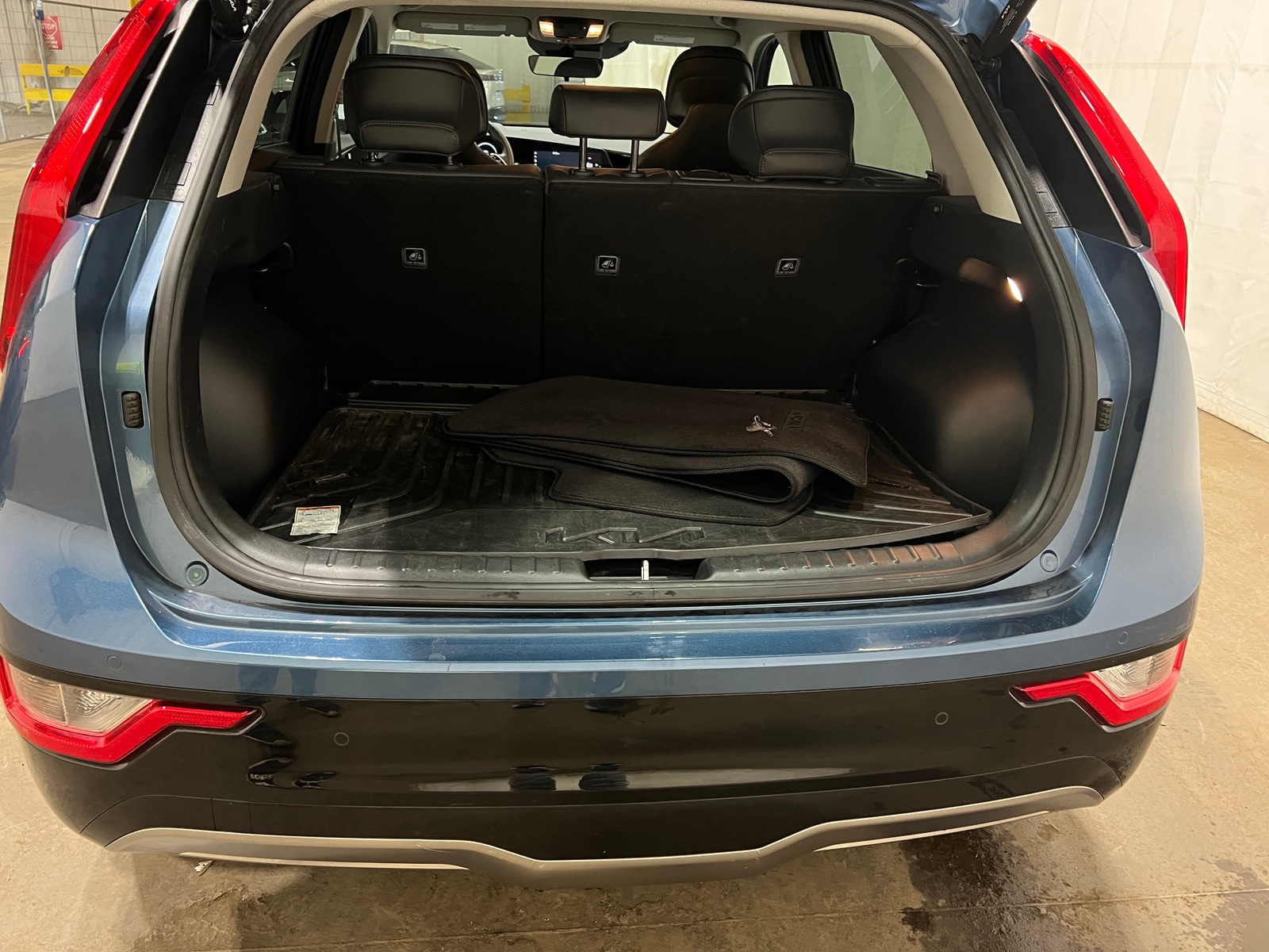 Thumbnail: 2023 Kia Niro - 7