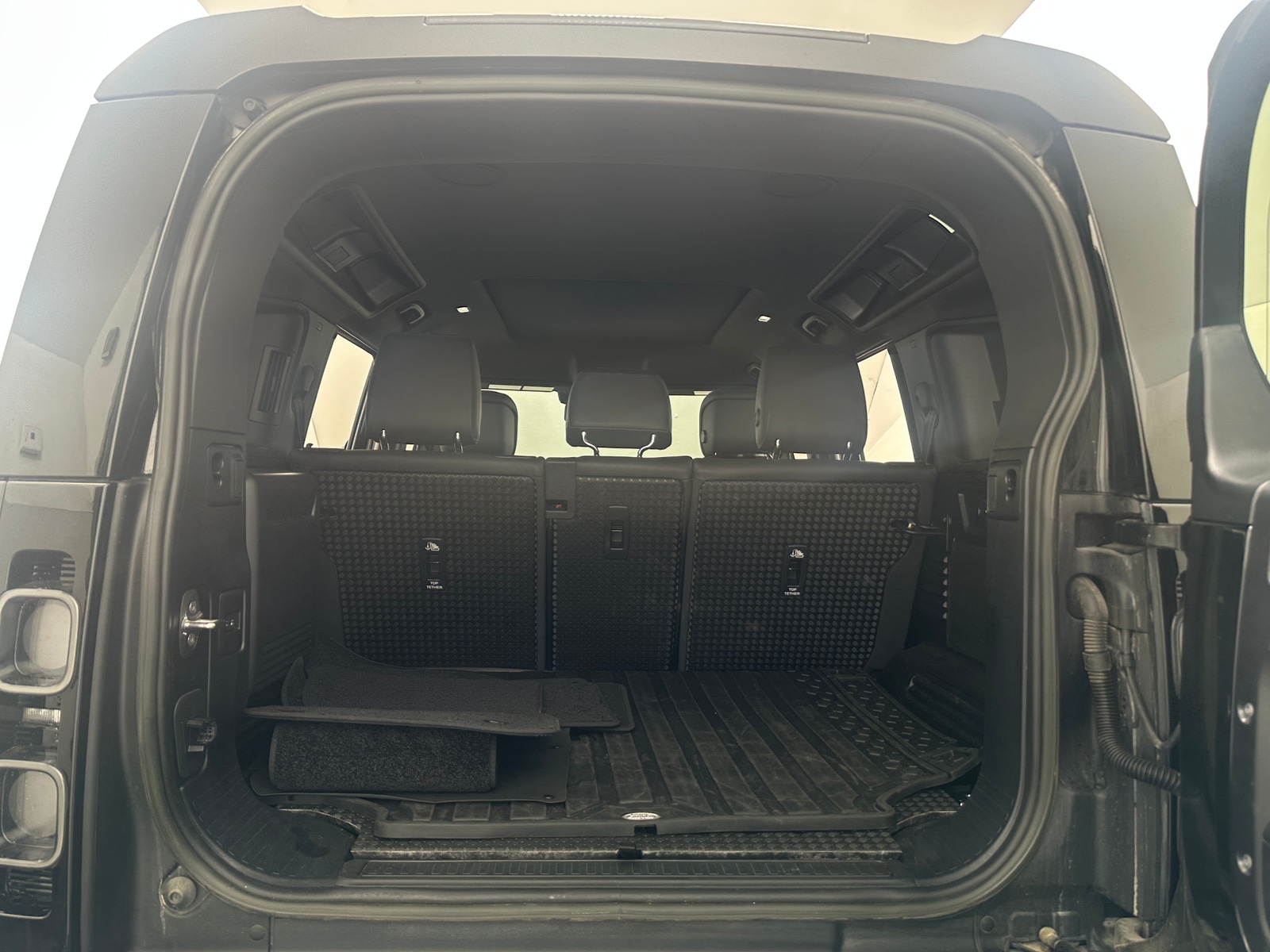 Thumbnail: 2023 Land Rover Defender - 6