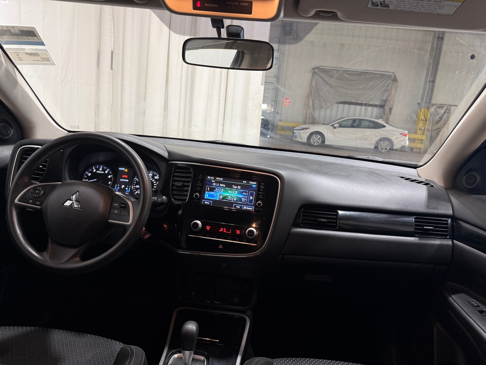 Thumbnail: 2020 Mitsubishi Outlander - 3