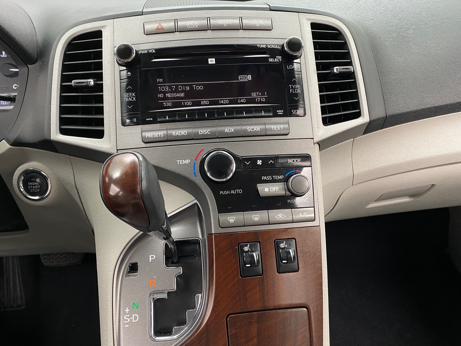 Thumbnail: 2010 Toyota Venza - 3