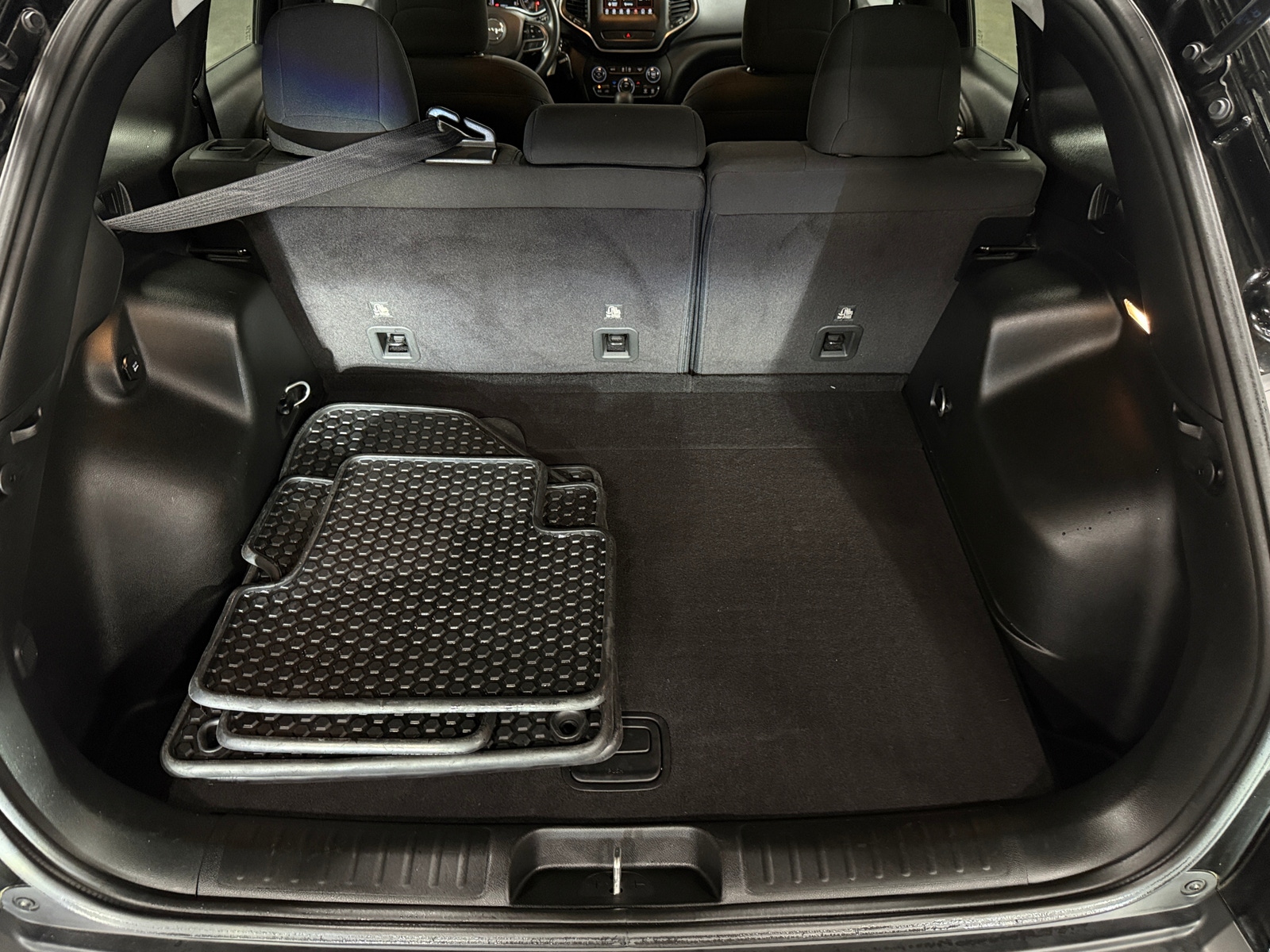 Thumbnail: 2019 Jeep Cherokee - 7