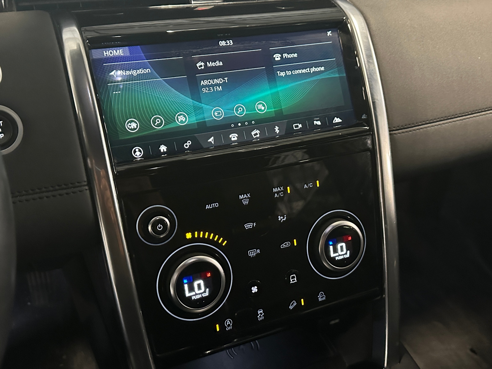 Thumbnail: 2020 Land Rover Discovery Sport - 3