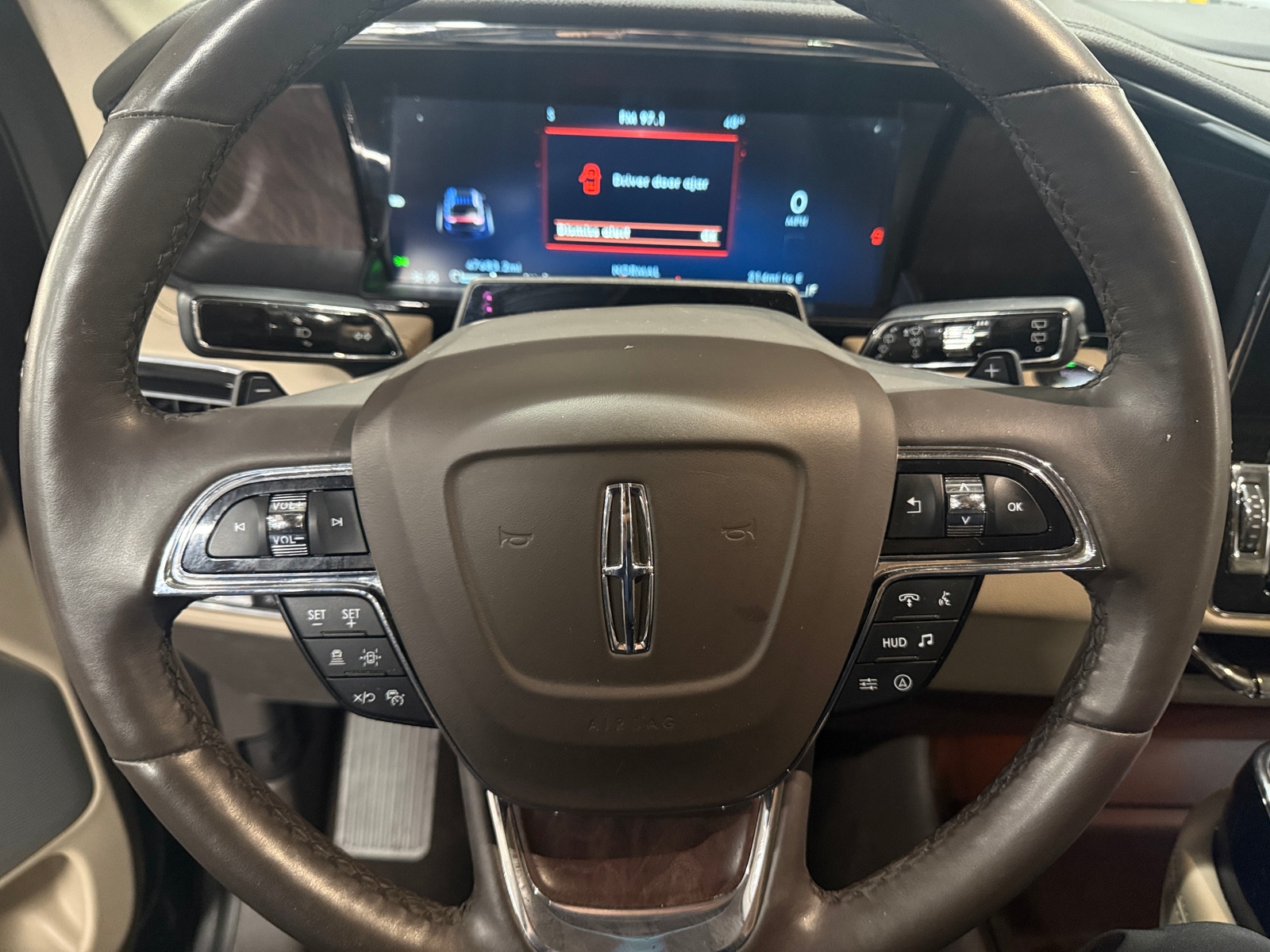 Thumbnail: 2022 Lincoln Navigator L - 4