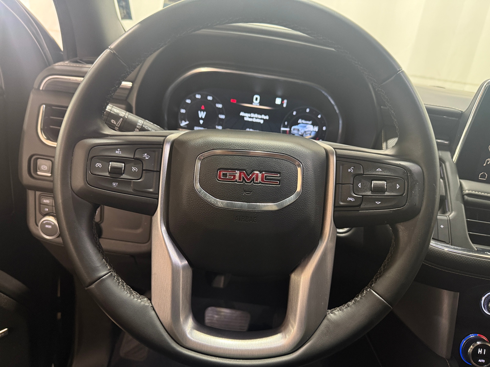 Thumbnail: 2023 GMC Yukon XL - 4