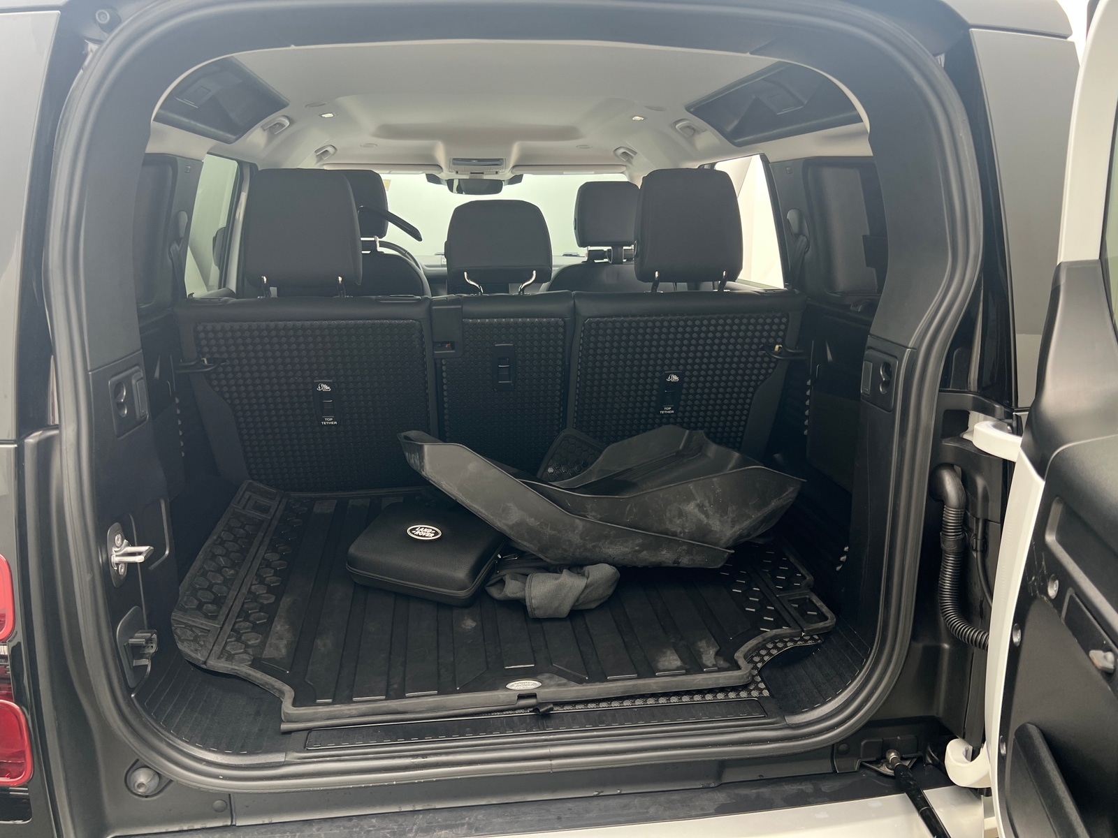 Thumbnail: 2023 Land Rover Defender - 6