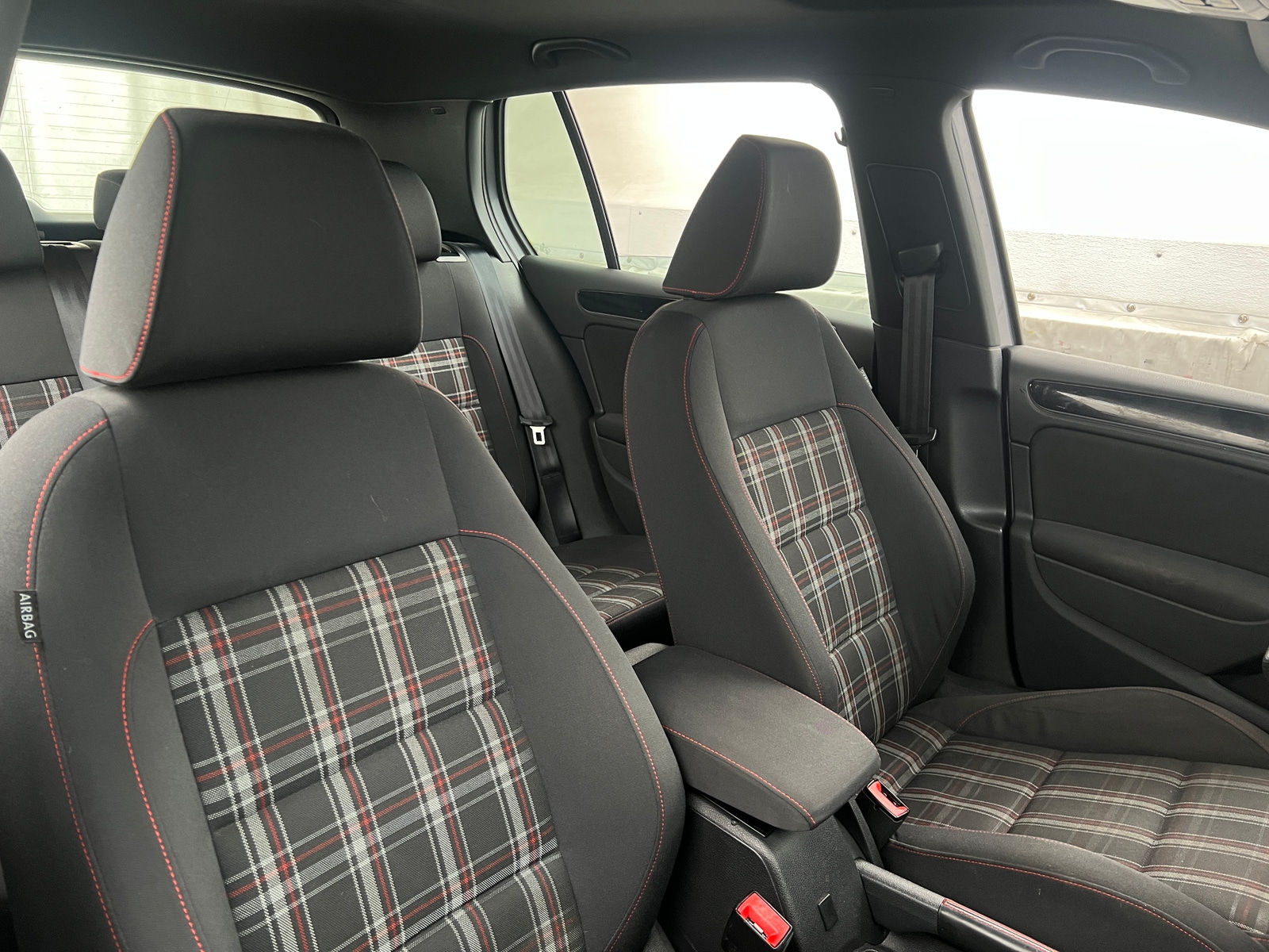 Thumbnail: 2011 Volkswagen Golf - 2