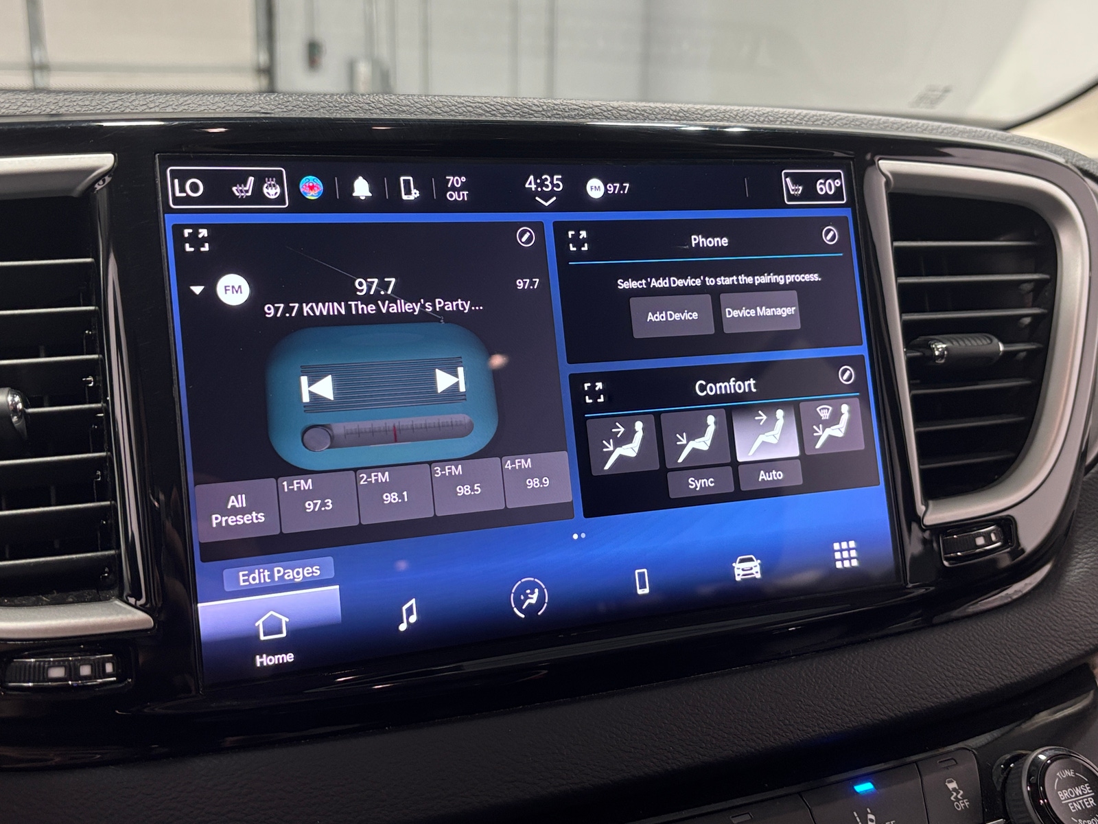 Thumbnail: 2023 Chrysler Pacifica - 3