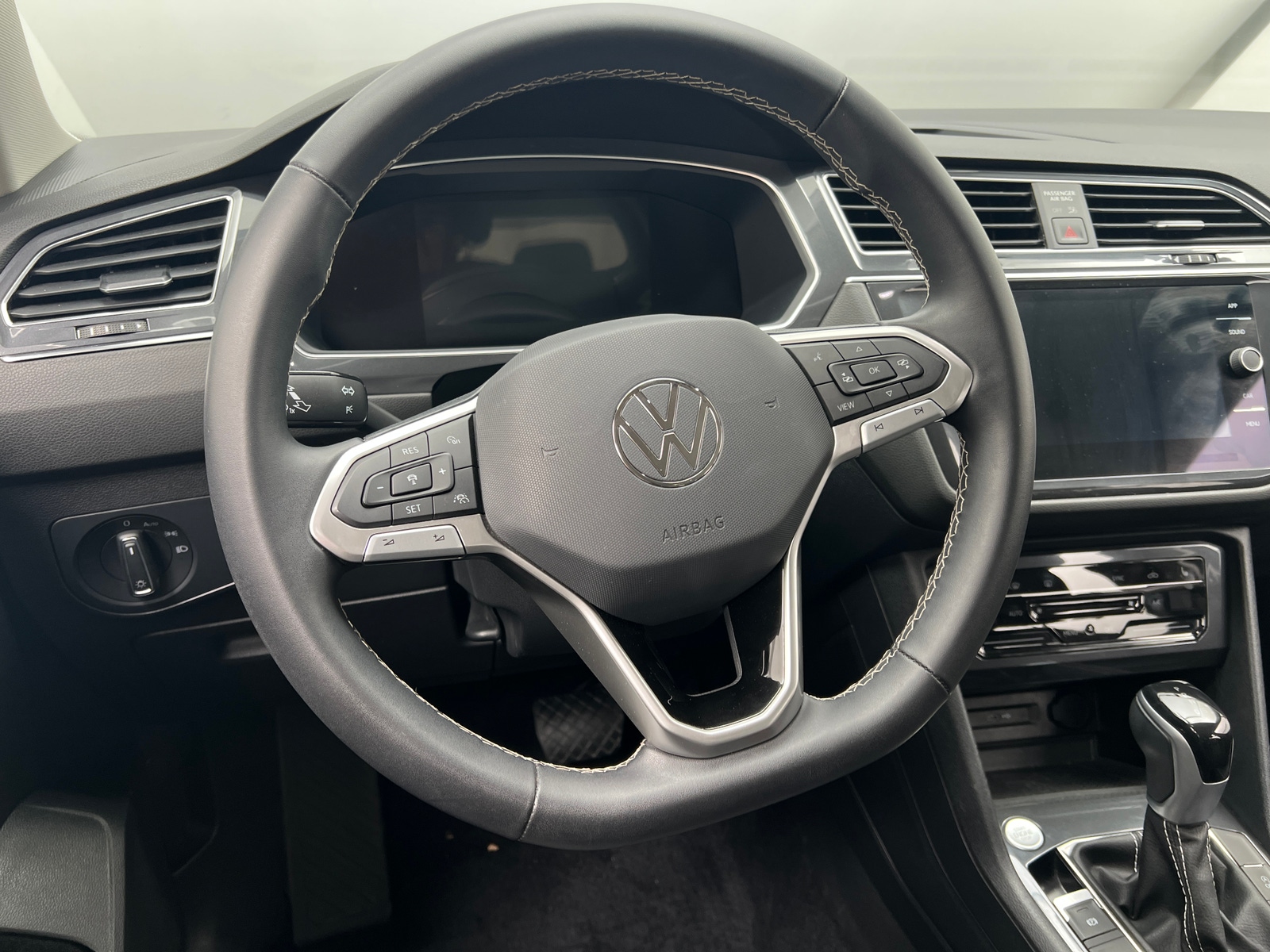 Thumbnail: 2023 Volkswagen Tiguan - 4