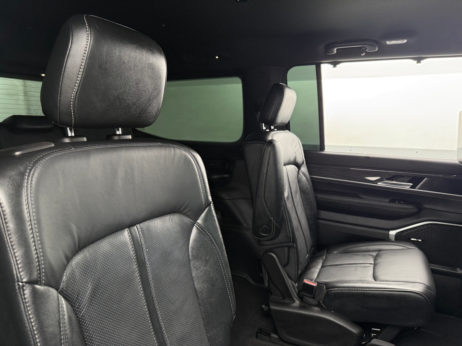 Thumbnail: 2022 Jeep Wagoneer - 5