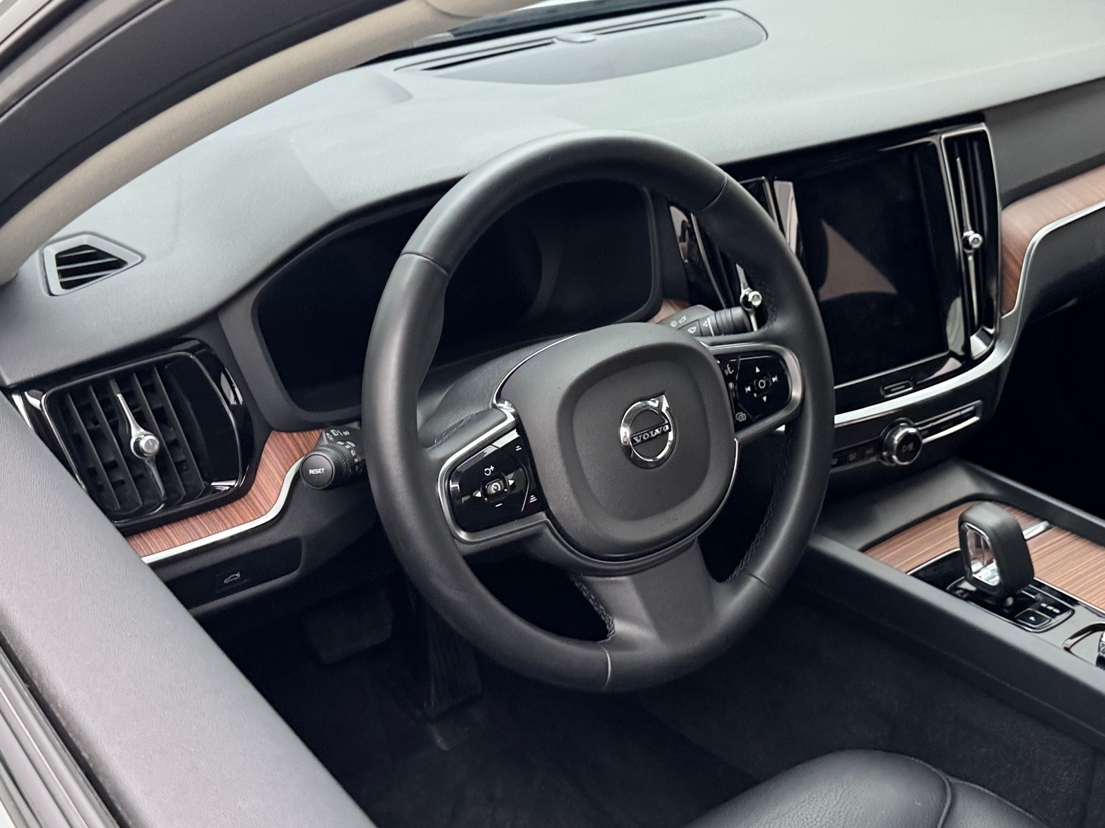 Thumbnail: 2025 Volvo S60 - 4