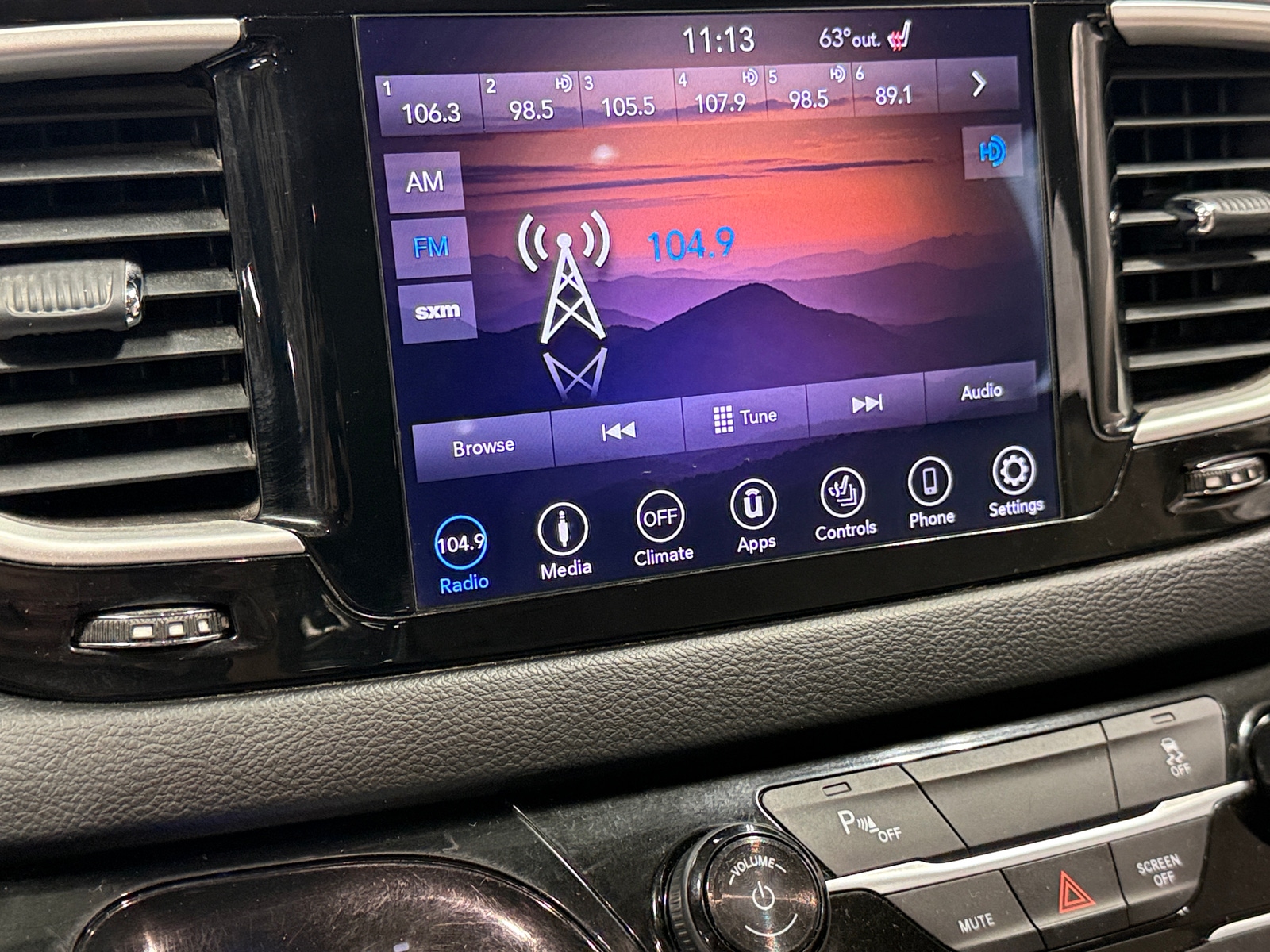 Thumbnail: 2018 Chrysler Pacifica - 3