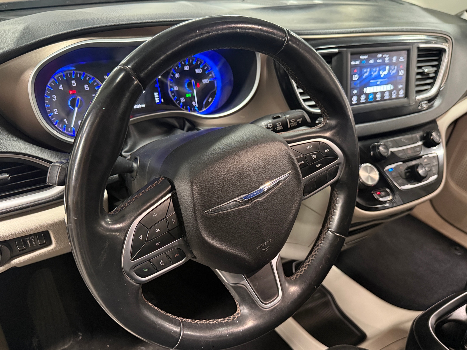 Thumbnail: 2018 Chrysler Pacifica - 4