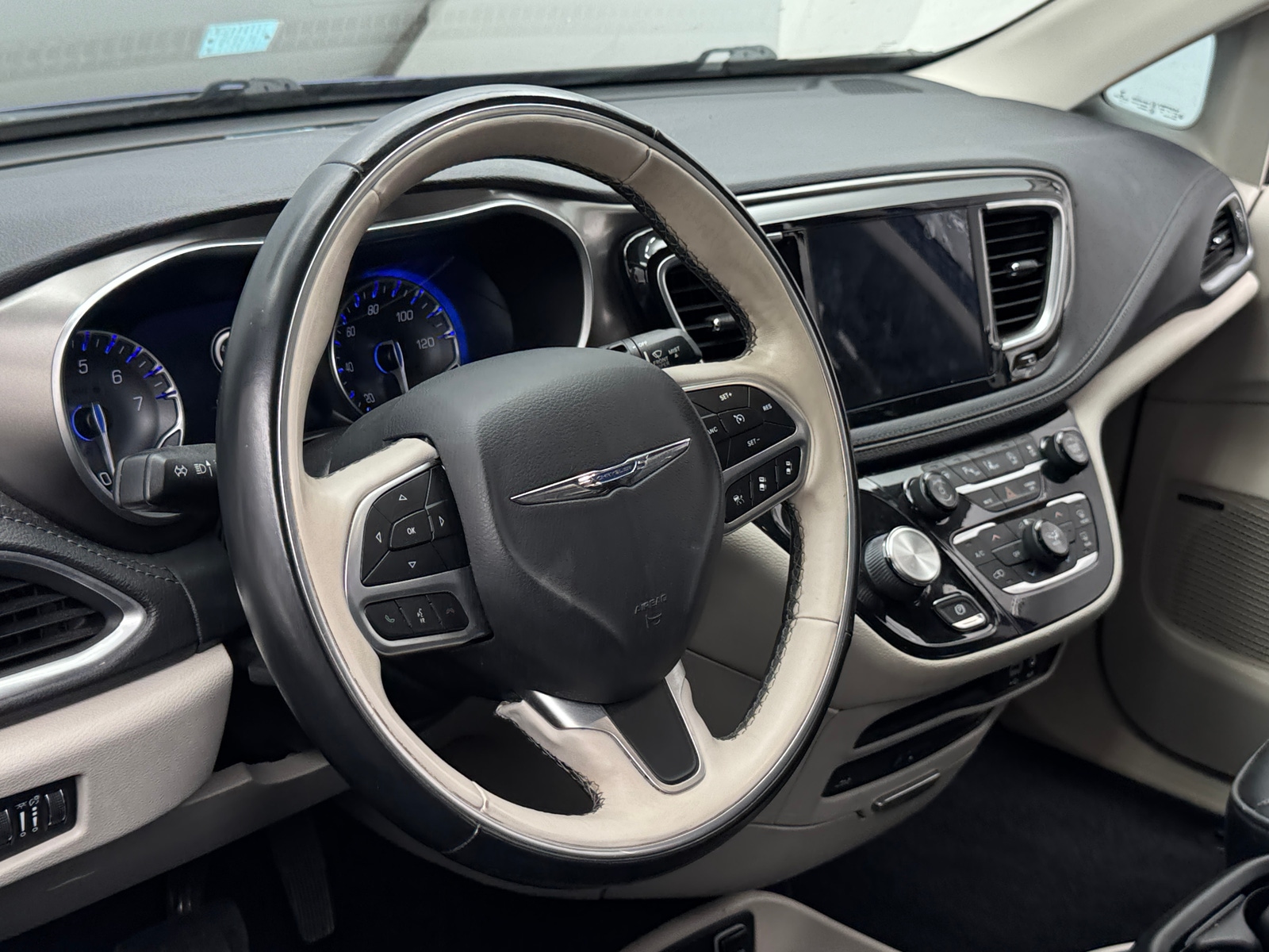 Thumbnail: 2018 Chrysler Pacifica - 4