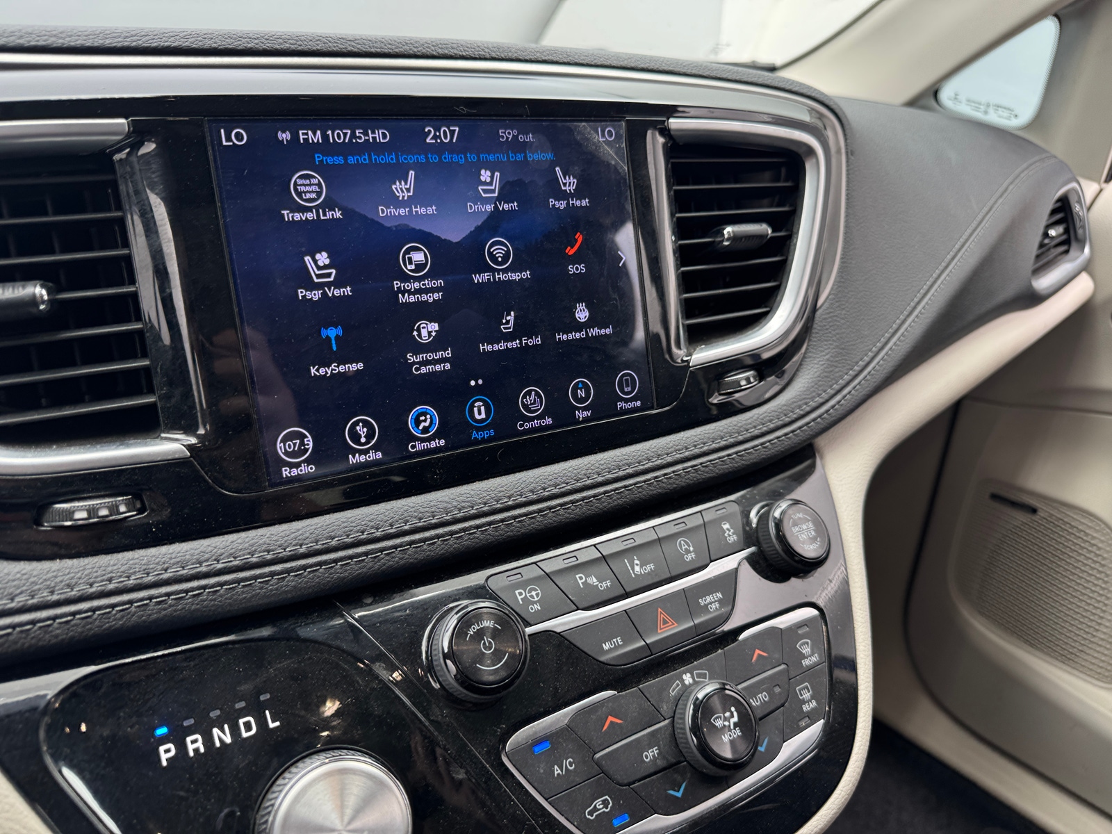 Thumbnail: 2018 Chrysler Pacifica - 3