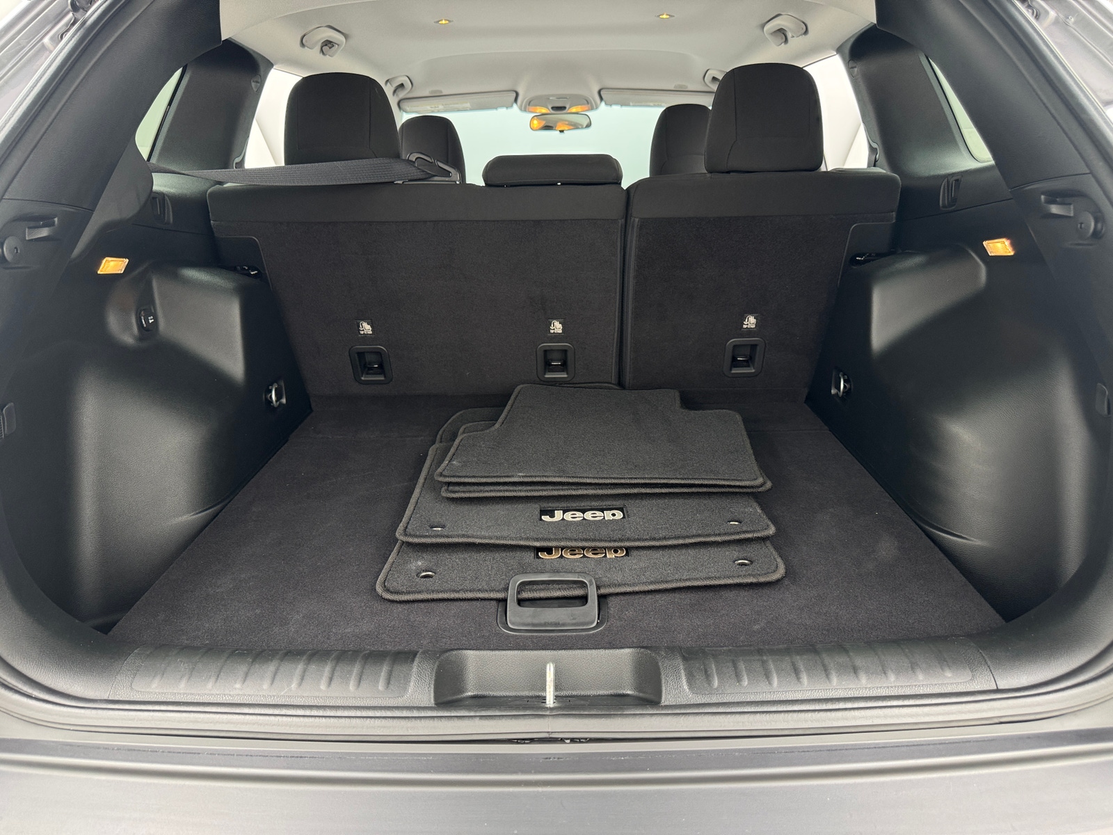 Thumbnail: 2019 Jeep Cherokee - 7