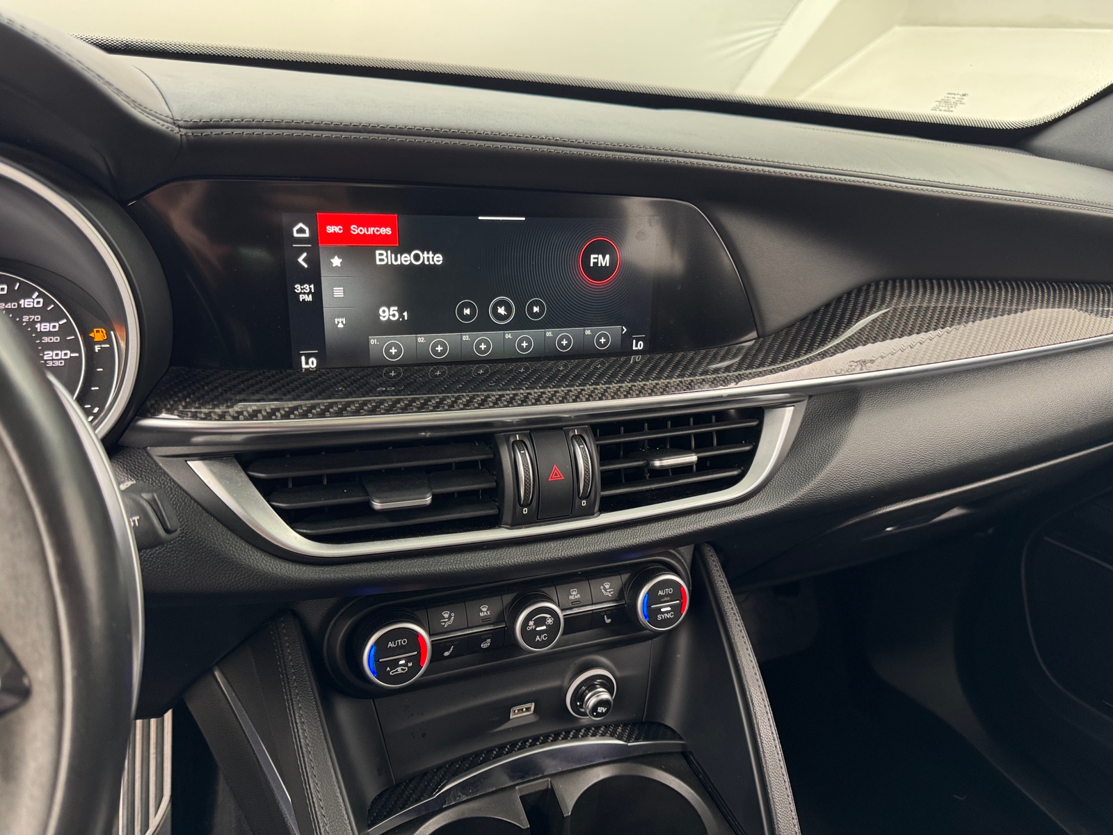 Thumbnail: 2022 Alfa Romeo Stelvio - 3