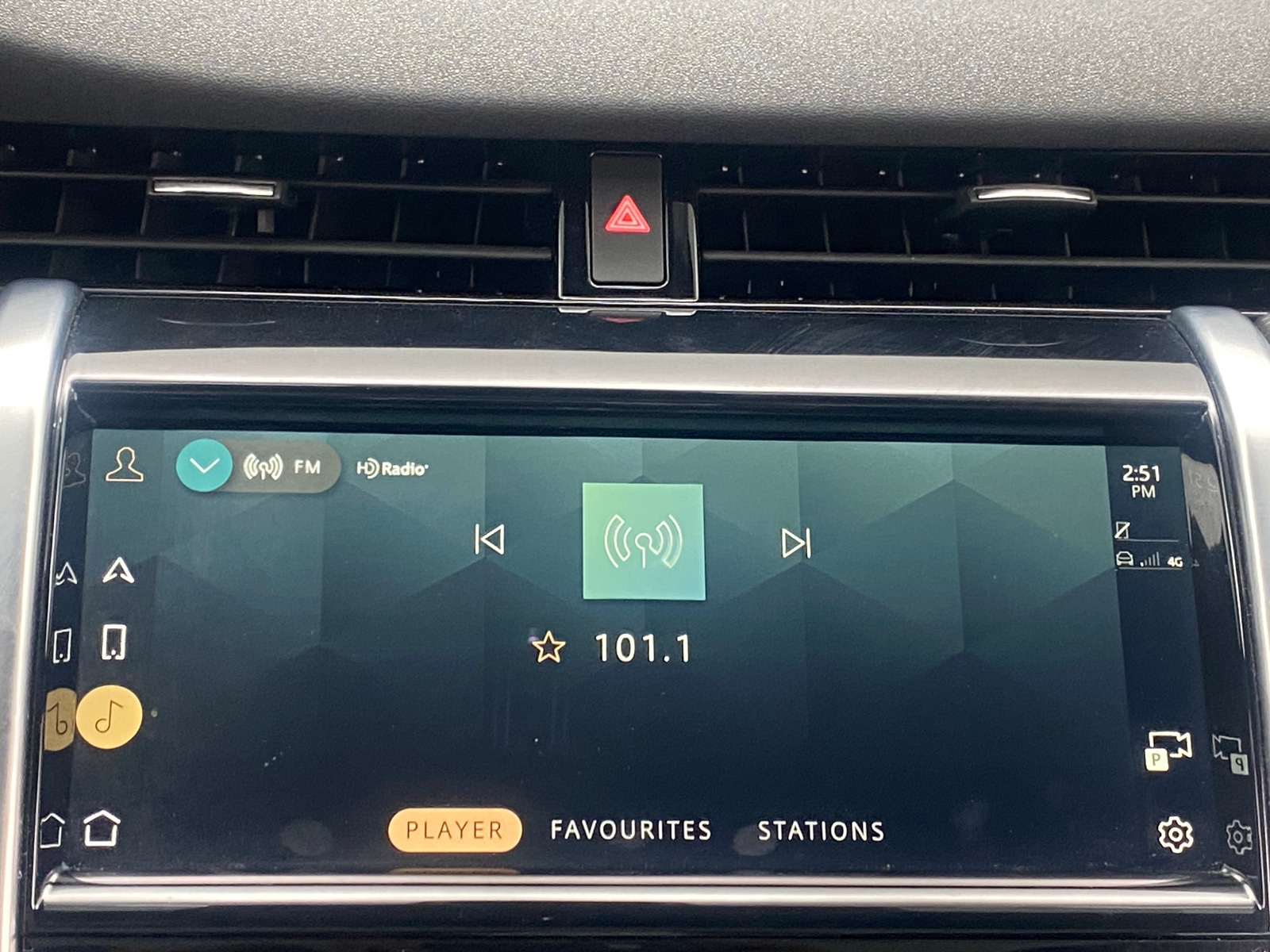 Thumbnail: 2023 Land Rover Discovery Sport - 3