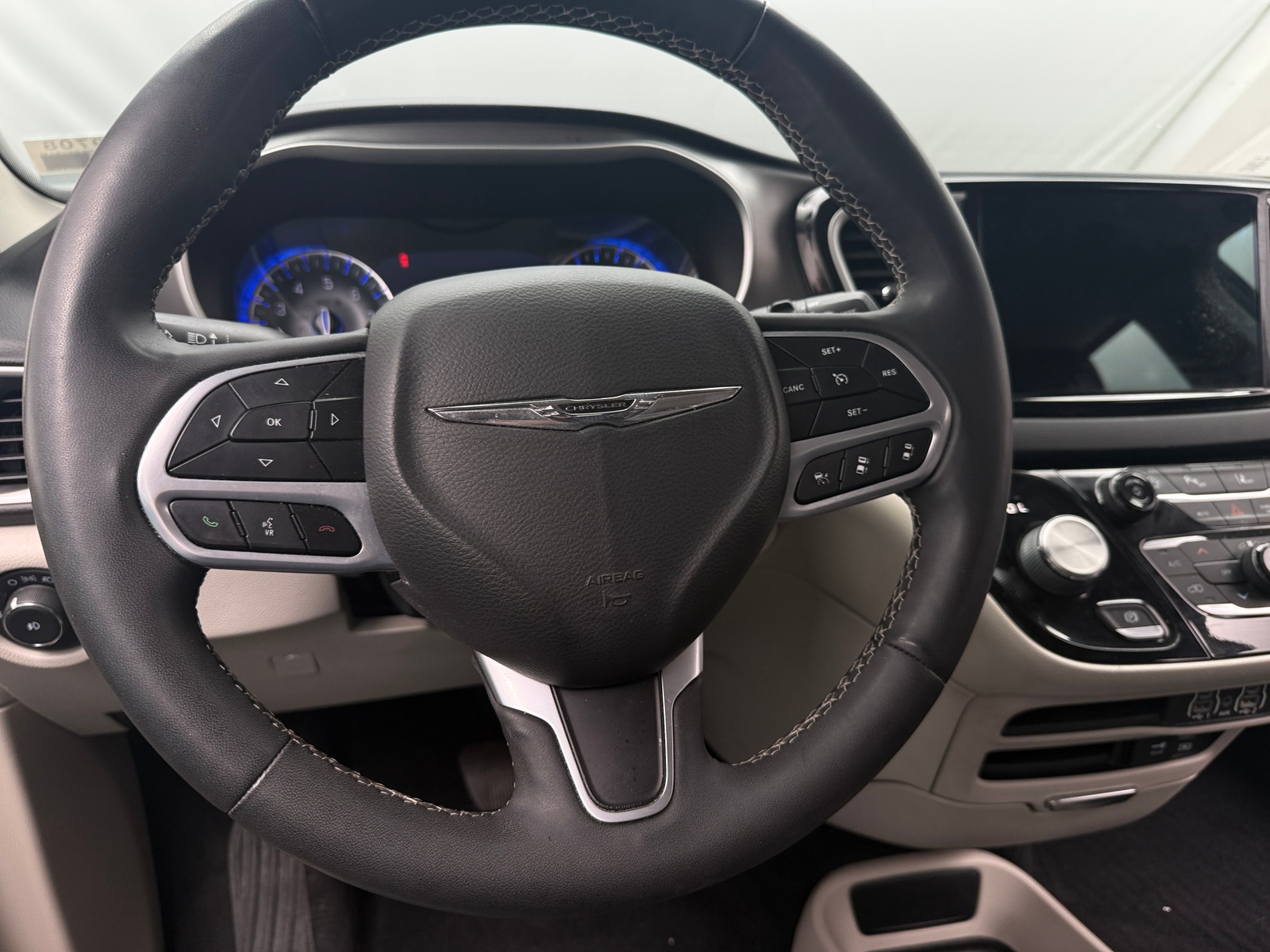 Thumbnail: 2022 Chrysler Pacifica - 4