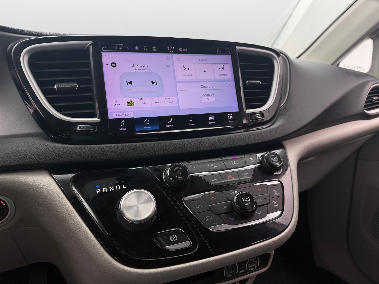 Thumbnail: 2022 Chrysler Pacifica - 3