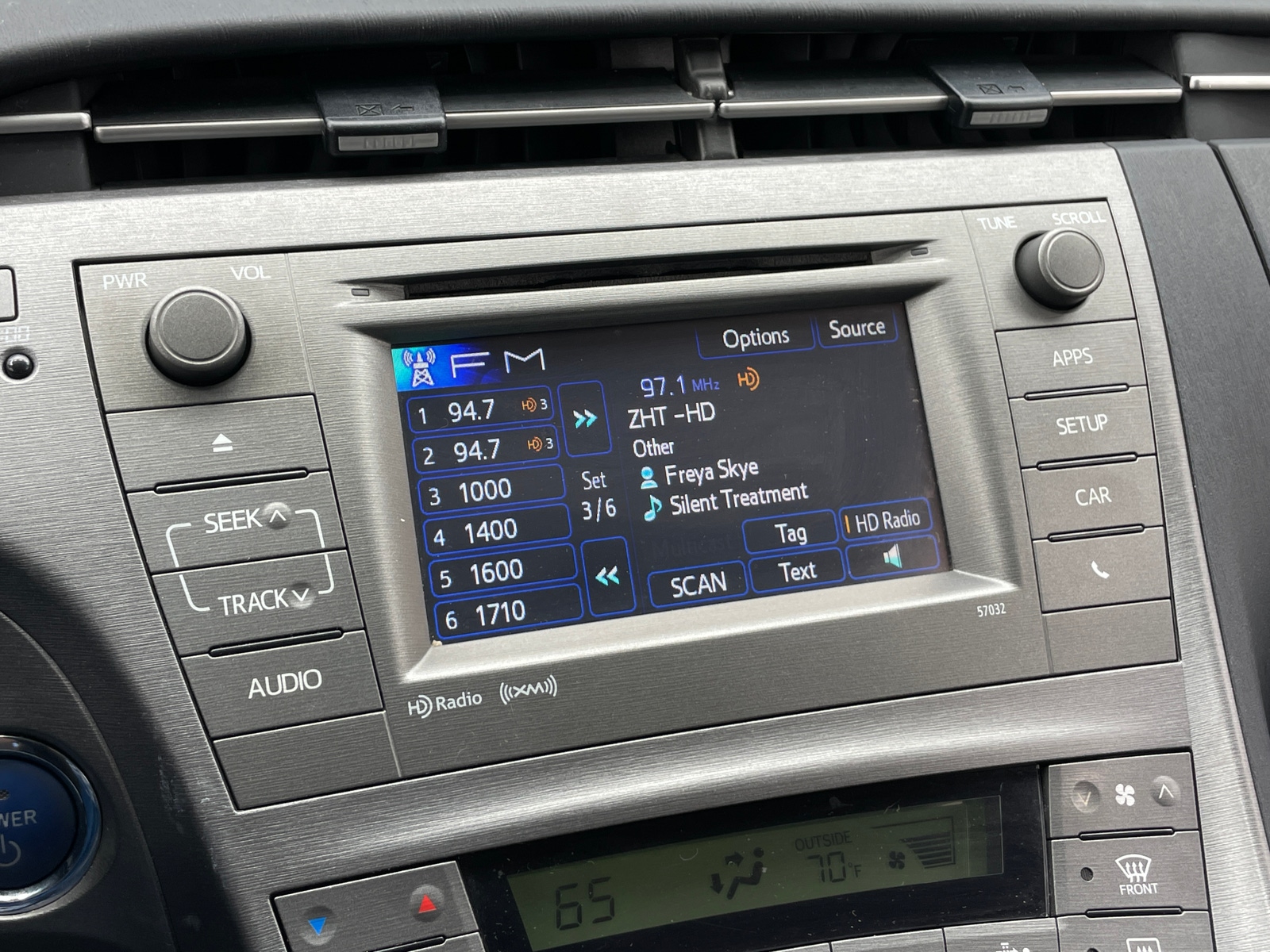 Thumbnail: 2015 Toyota Prius - 4