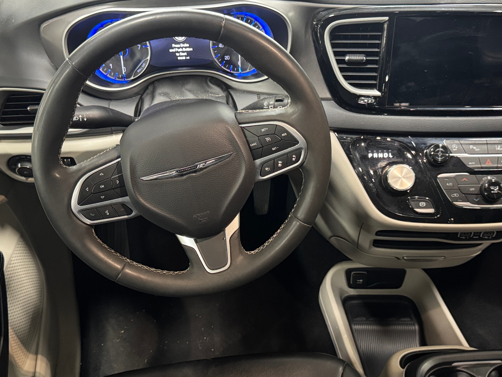 Thumbnail: 2023 Chrysler Pacifica - 4