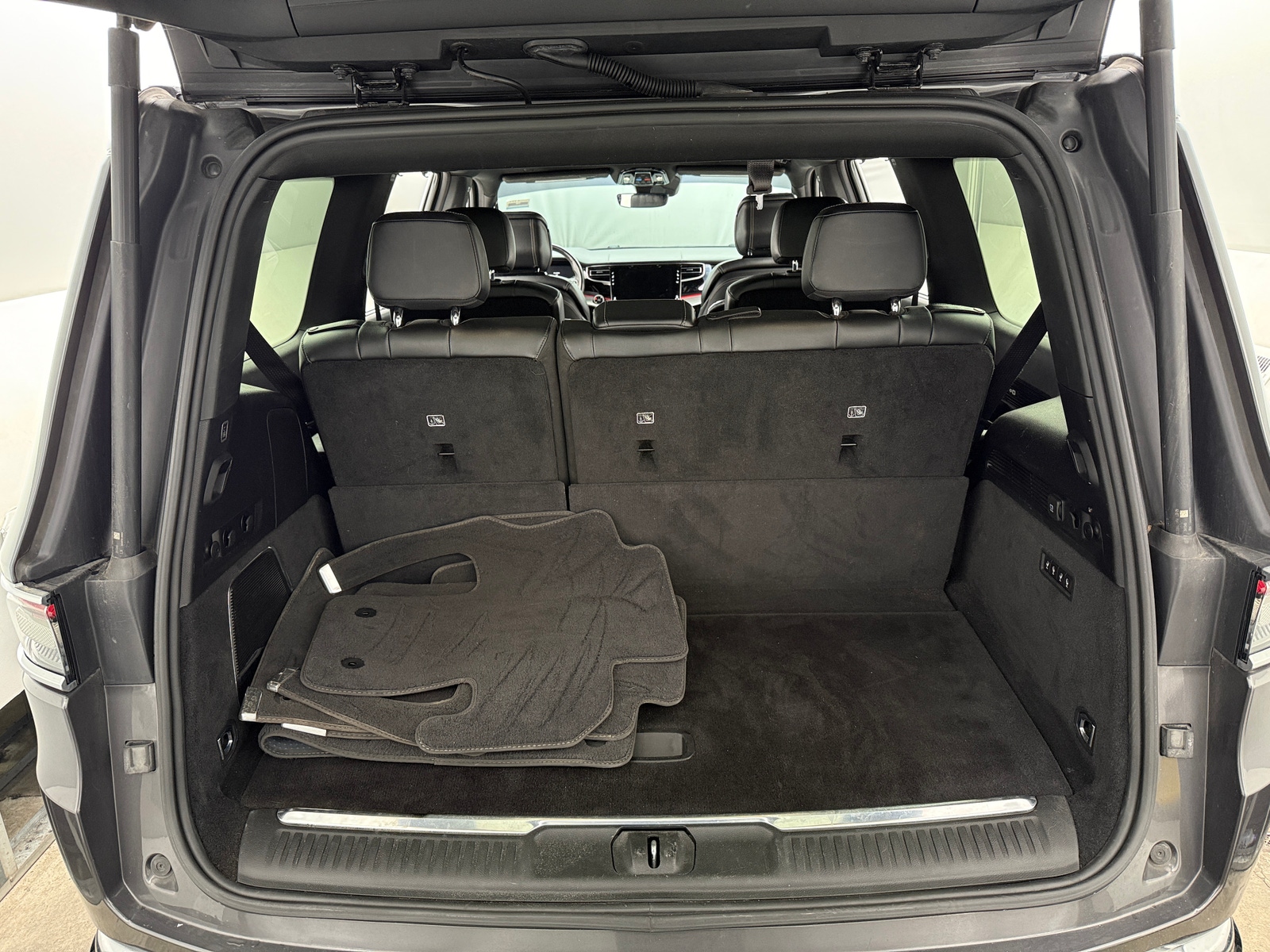 Thumbnail: 2022 Jeep Grand Wagoneer - 6