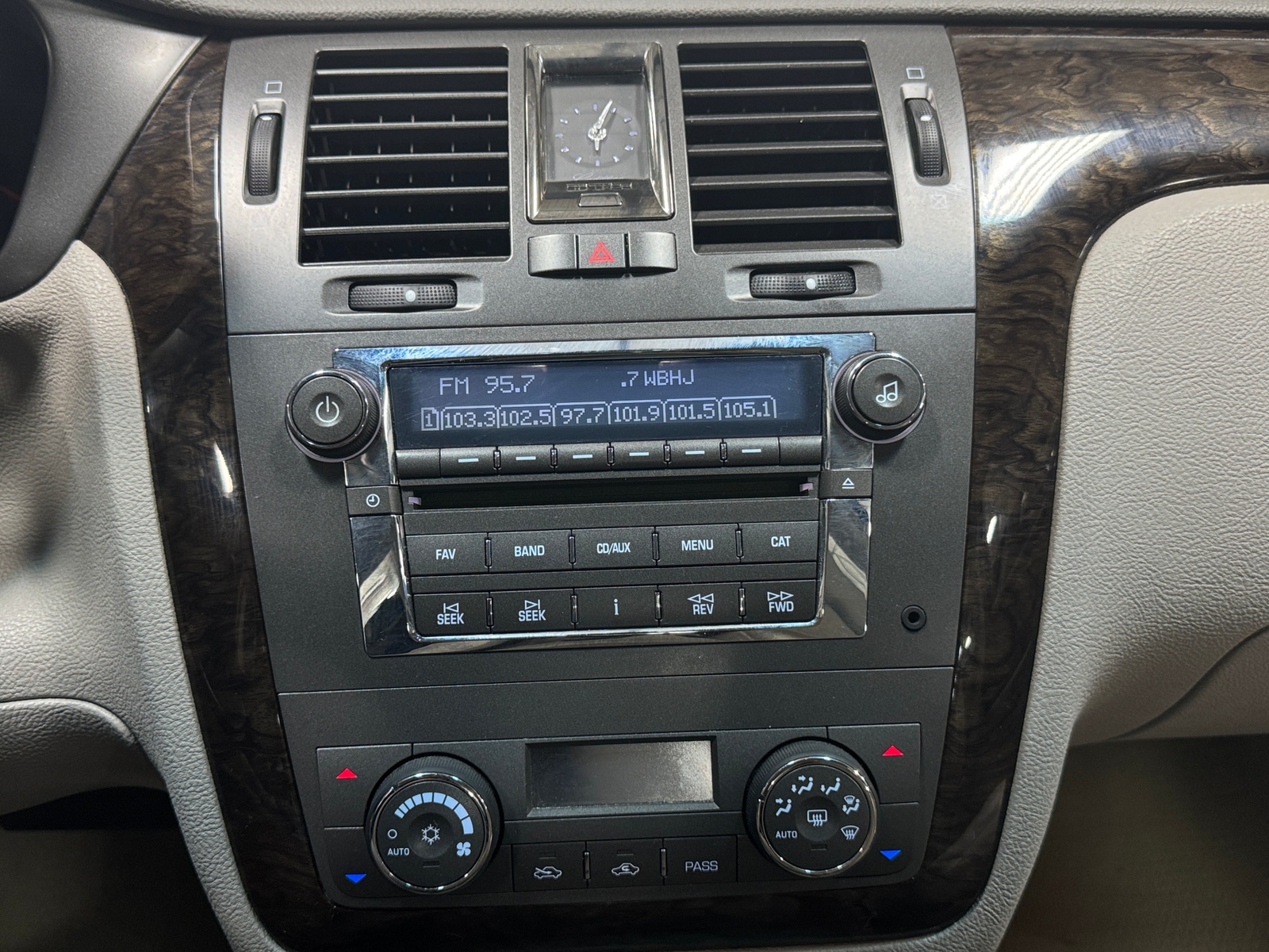 Thumbnail: 2011 Cadillac DTS - 3