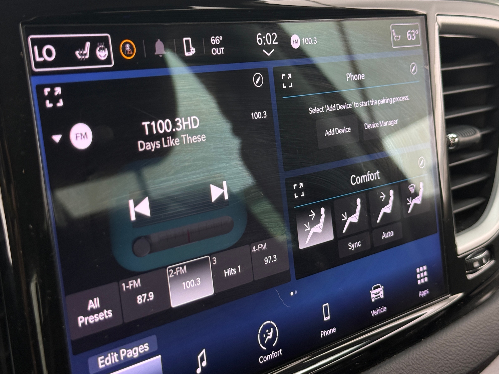 Thumbnail: 2023 Chrysler Pacifica - 3