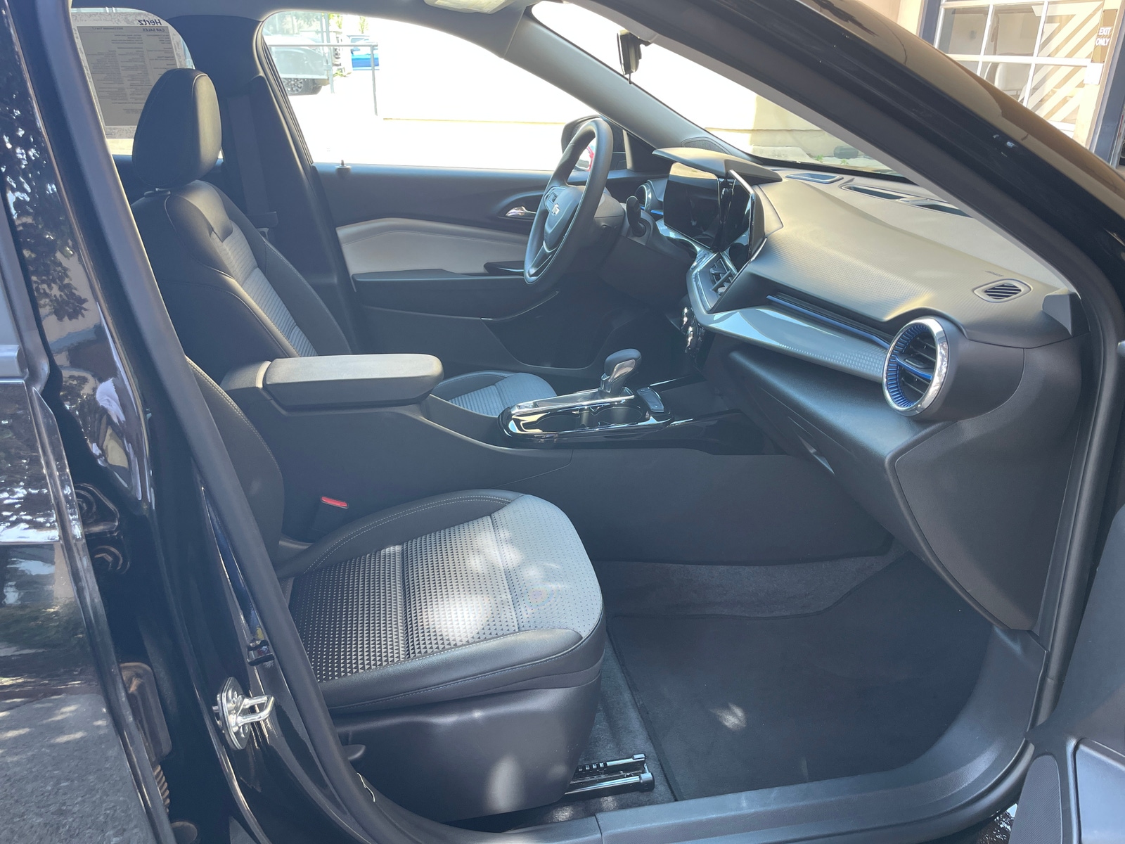 Thumbnail: 2025 Chevrolet Trax - 2