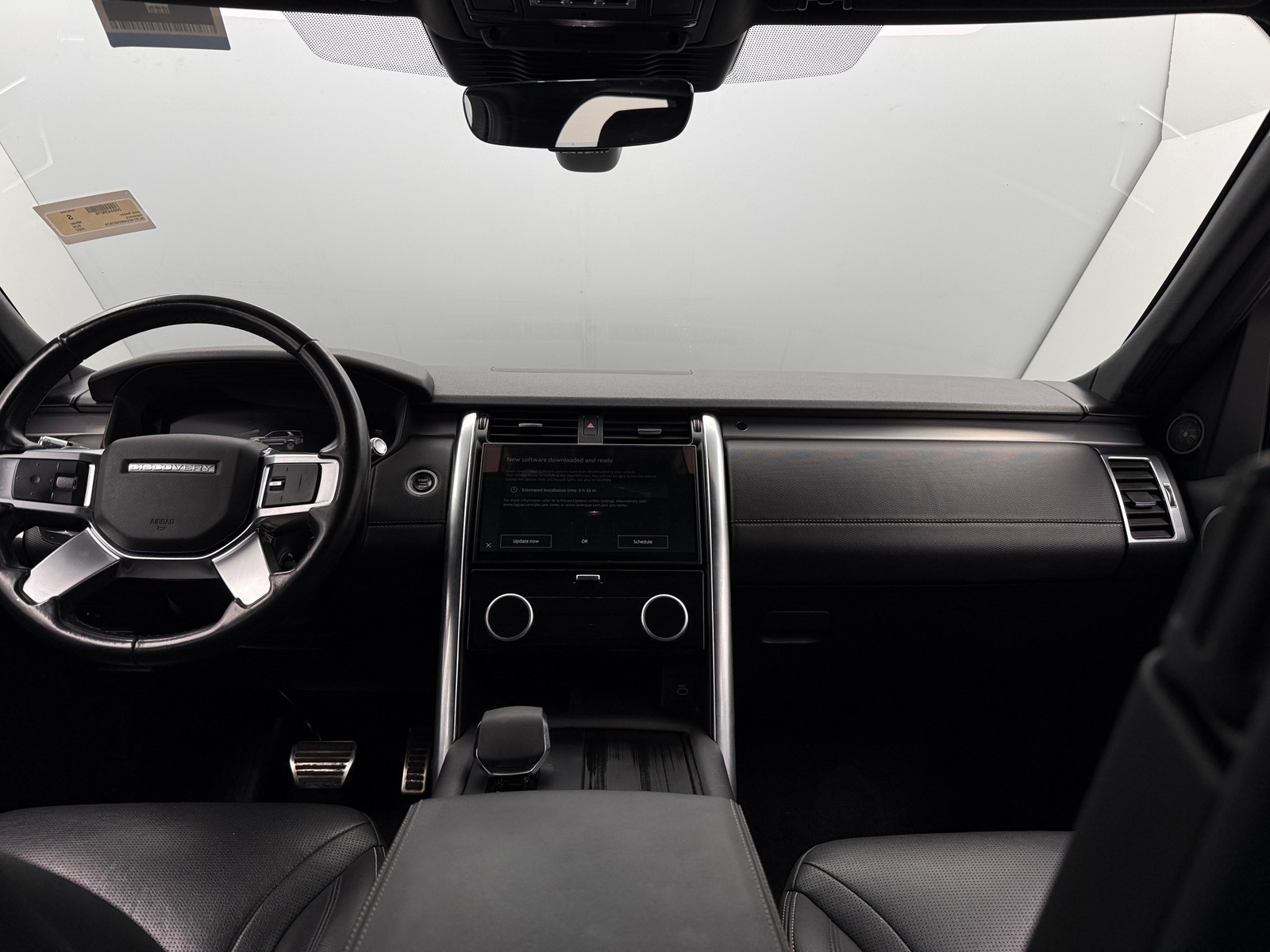 Thumbnail: 2022 Land Rover Discovery - 2