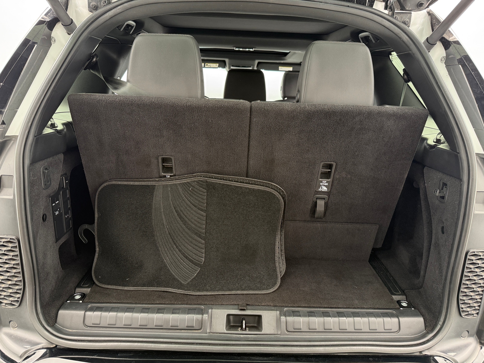 Thumbnail: 2022 Land Rover Discovery - 6