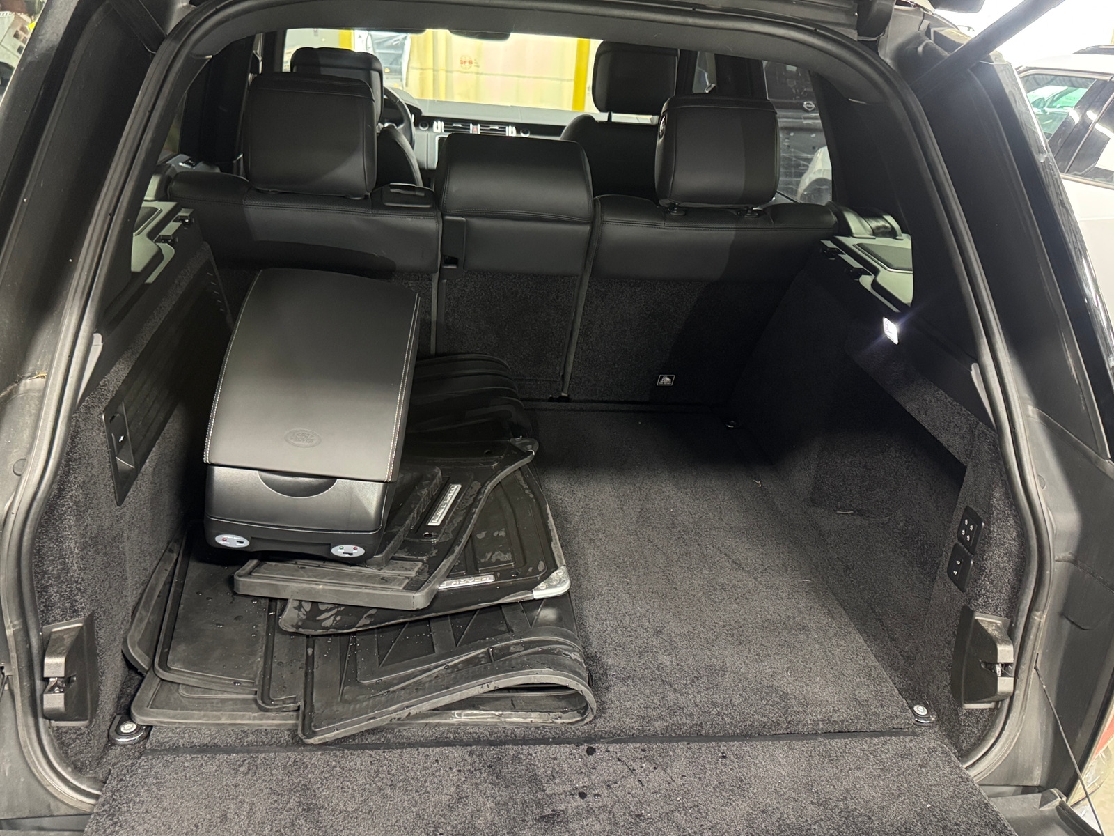 Thumbnail: 2021 Land Rover Range Rover - 6