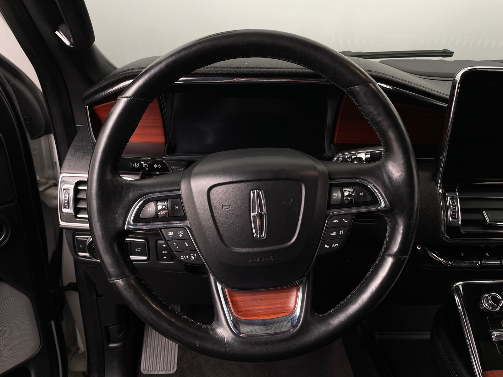 Thumbnail: 2021 Lincoln Navigator L - 4