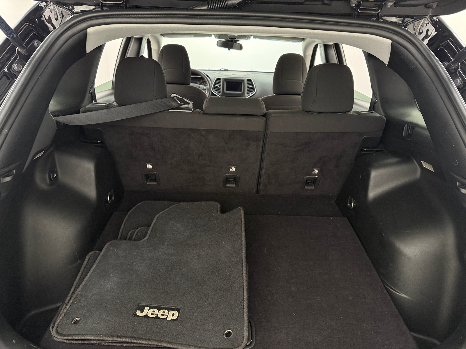 Thumbnail: 2019 Jeep Cherokee - 7