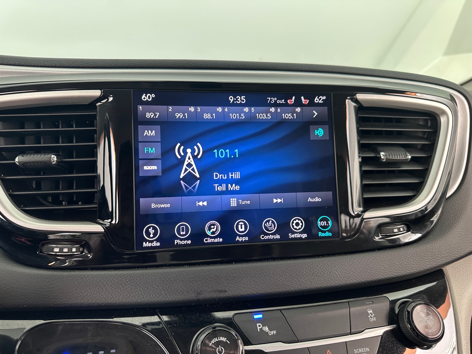 Thumbnail: 2018 Chrysler Pacifica - 4