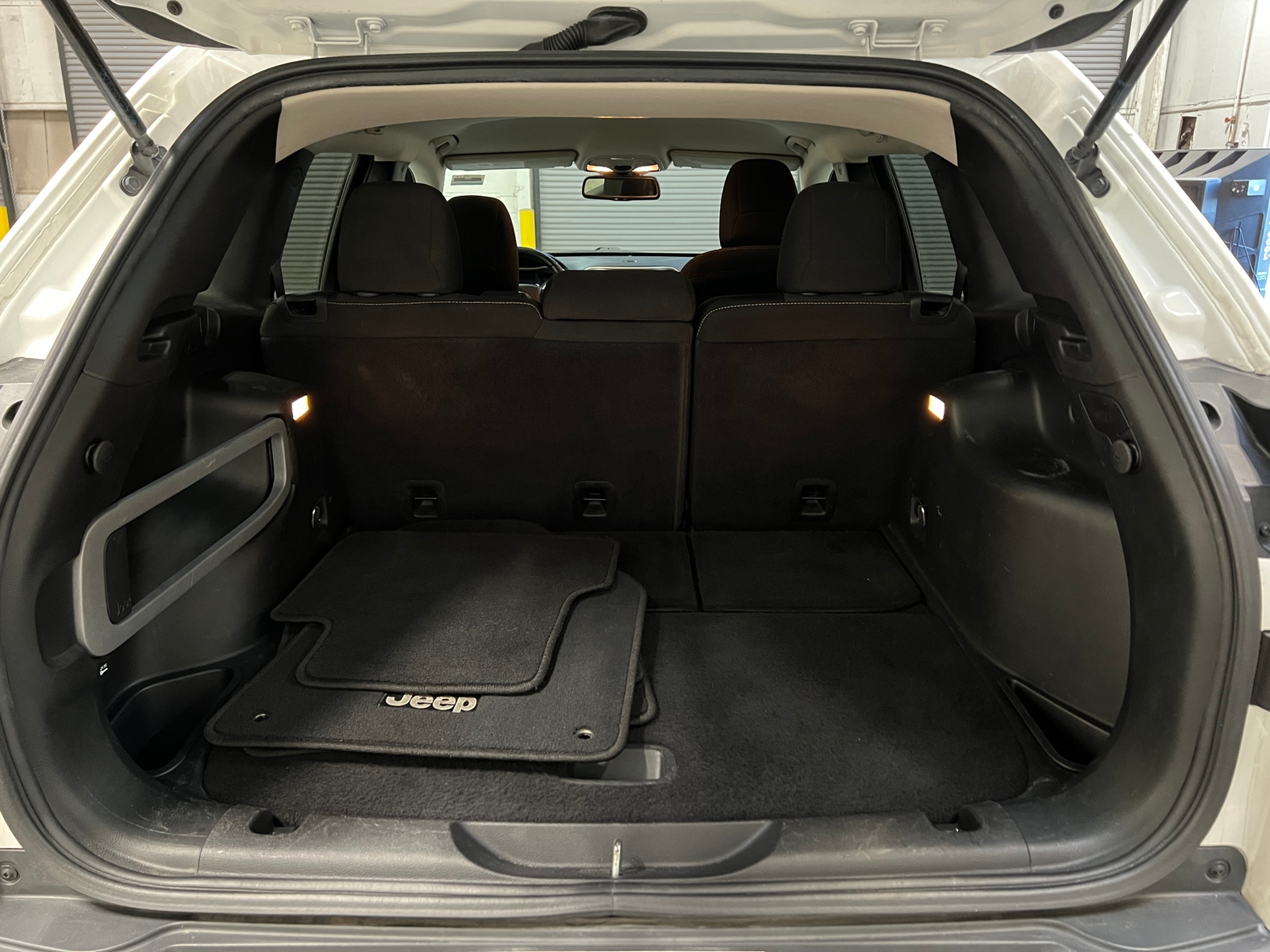 Thumbnail: 2016 Jeep Cherokee - 7