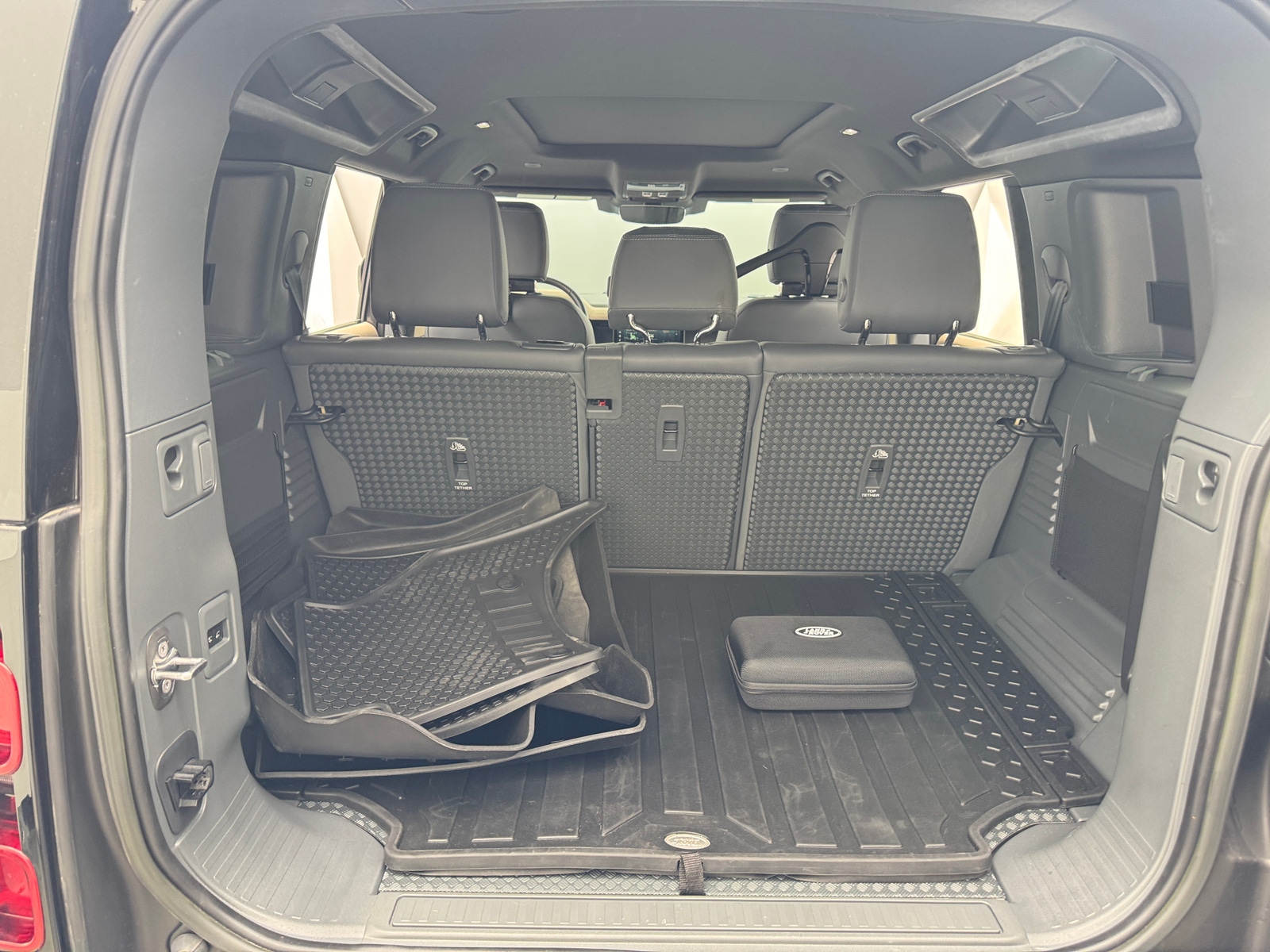 Thumbnail: 2023 Land Rover Defender - 6